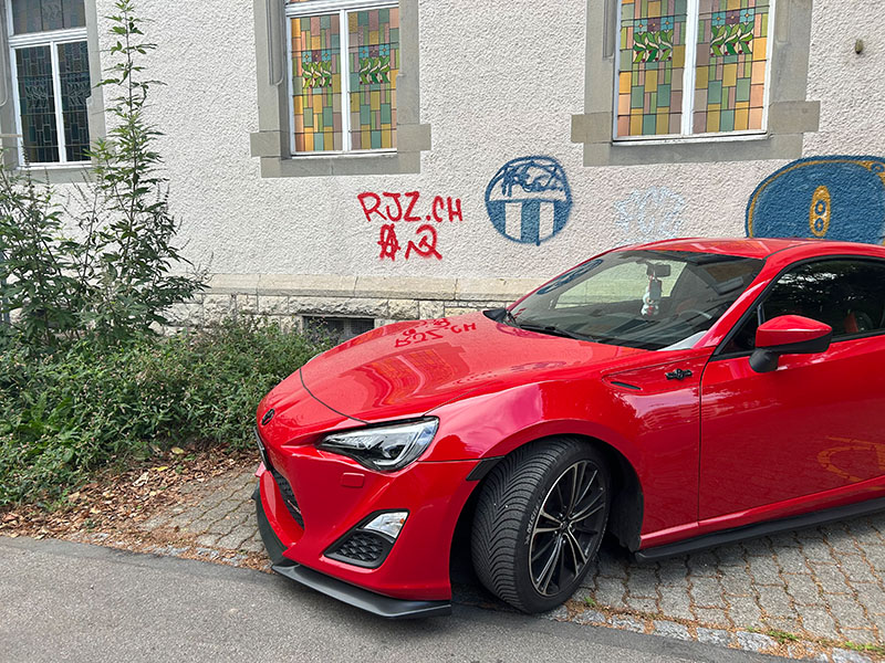 Im ganzen Kreis zeigt sich der Kontrast der Bewohner anhand teurer Autos neben Graffiti der linken Organisation RJZ.