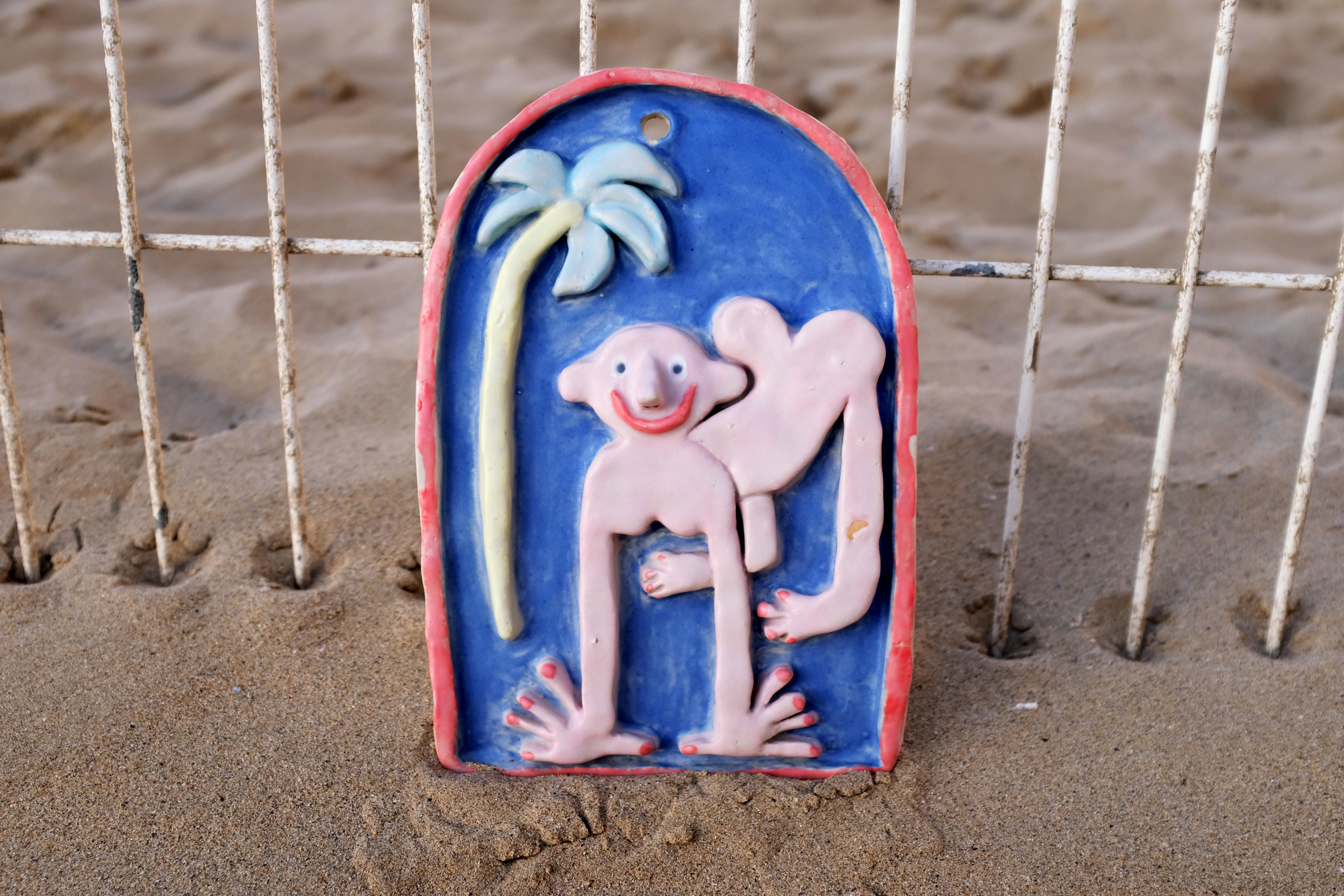 Relief (2022), wall hanging, glazed ceramics, 15,5 x 22cm