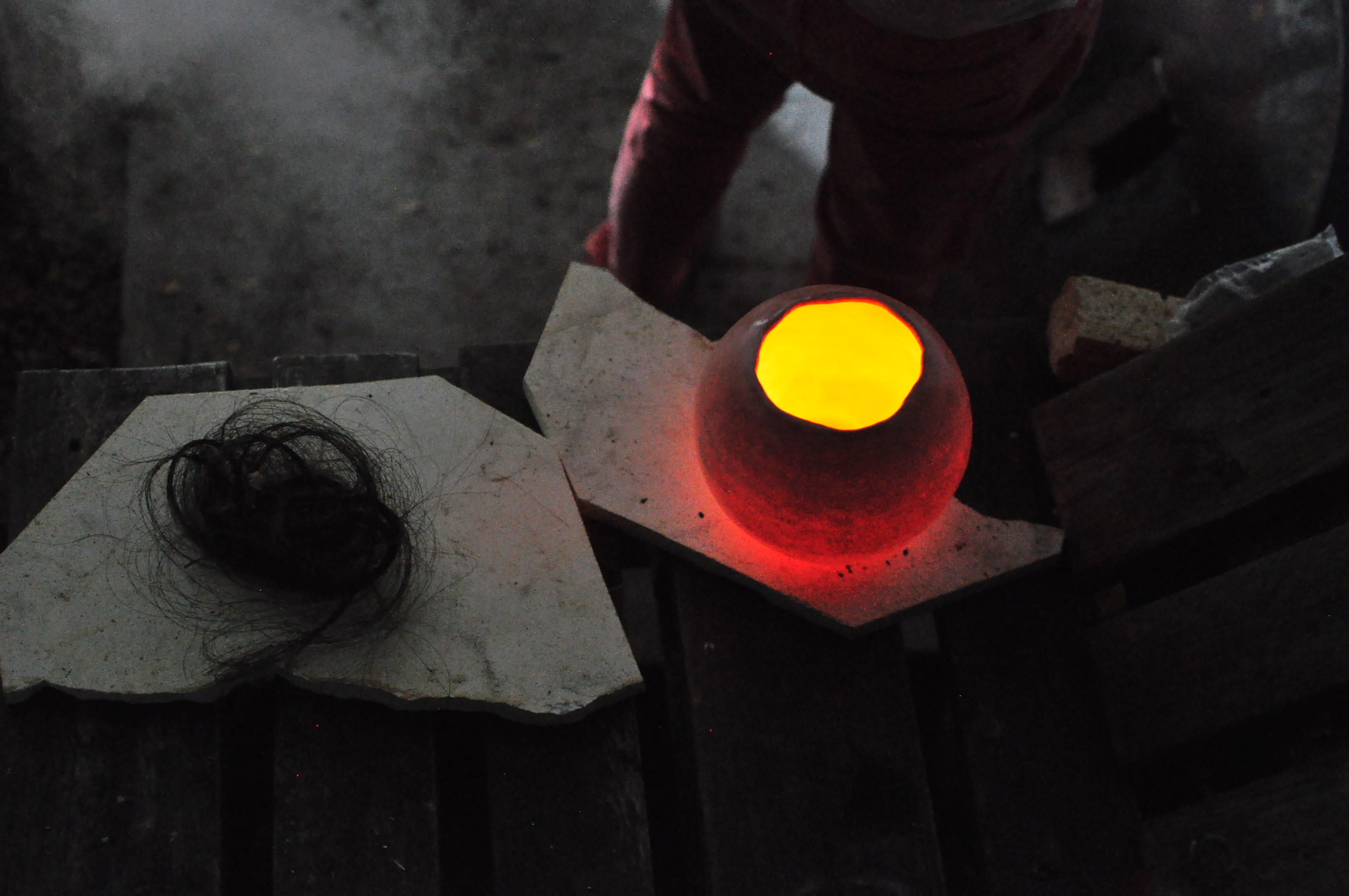 Moons. Low temperature ceramics. Hand made with rolls. Raku firing with horse hair. Bogot&aacute; 2019