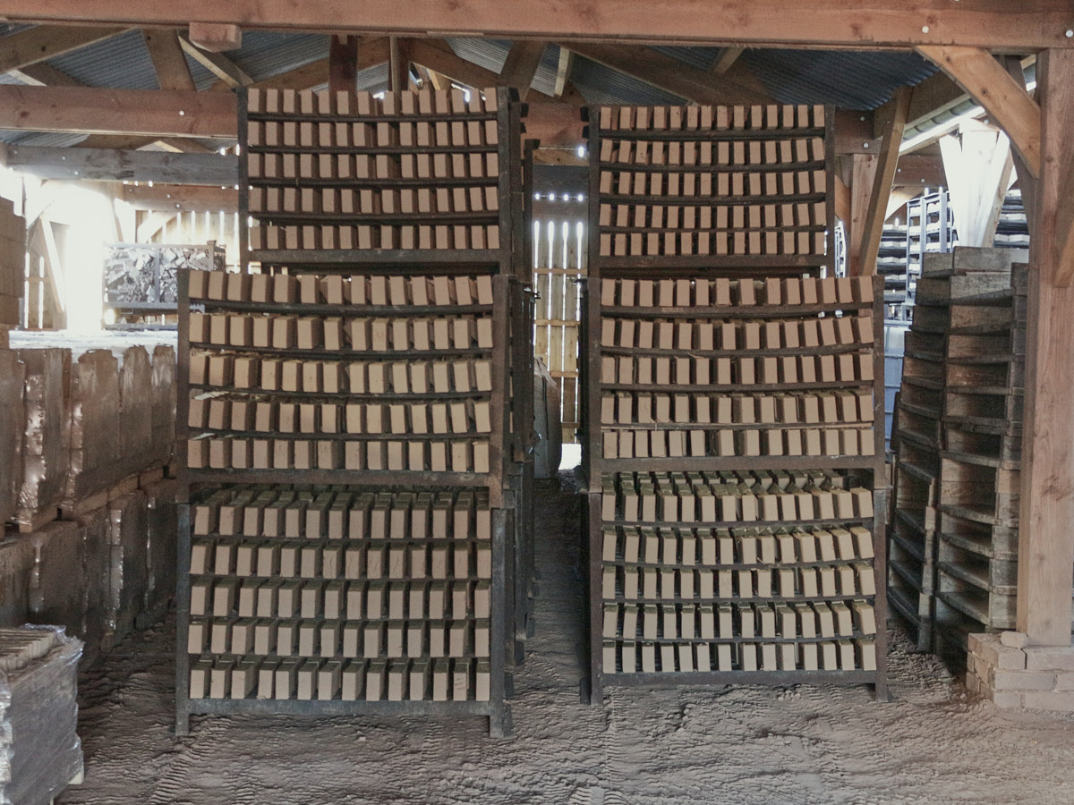 En saison sèche, les briques crues sont séchées à l'air libre pendant 6 à 8 semaines. 