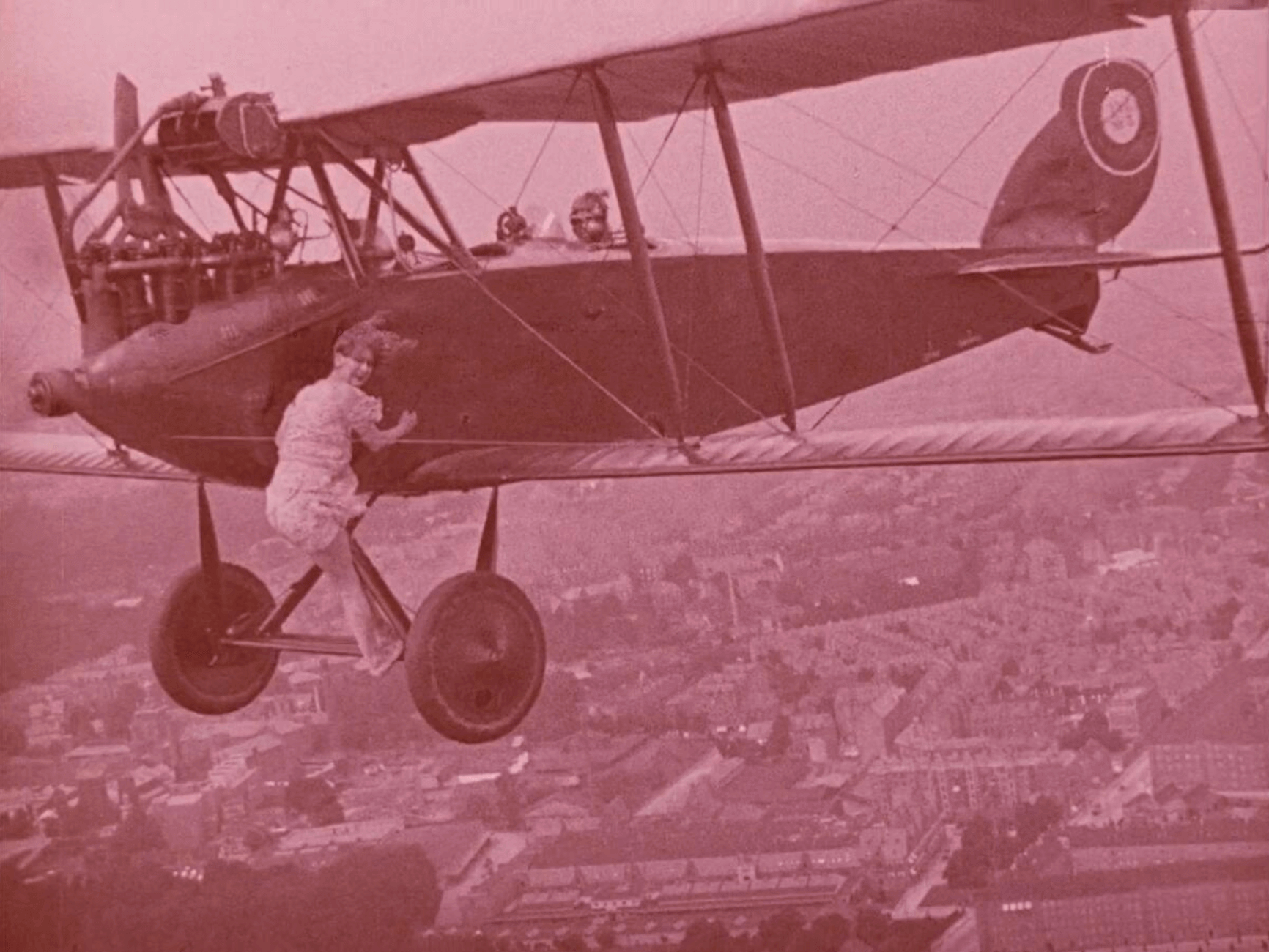 Emilie Sannom performing a stunt as Edith Parker in La fanciulla dell'aria (Alfred Lind, 1923)