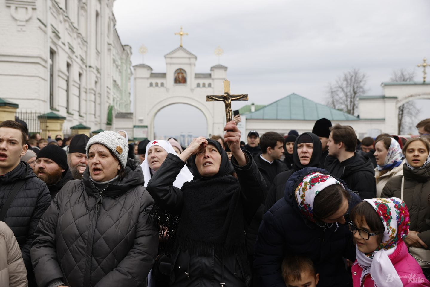 Акція протесту біля Києво-Печерської лаври 31 березня 2023 року. З одного боку — активісти, які вимагають, щоб комісію Мінкульта з приймання-передачі державного майна пустили до храмового комплексу, а УПЦ (МП) покинула лавру, з іншого — віряни та ченці, що виступають проти виселення. (Вечірній Київ/Борис Корпусенко)