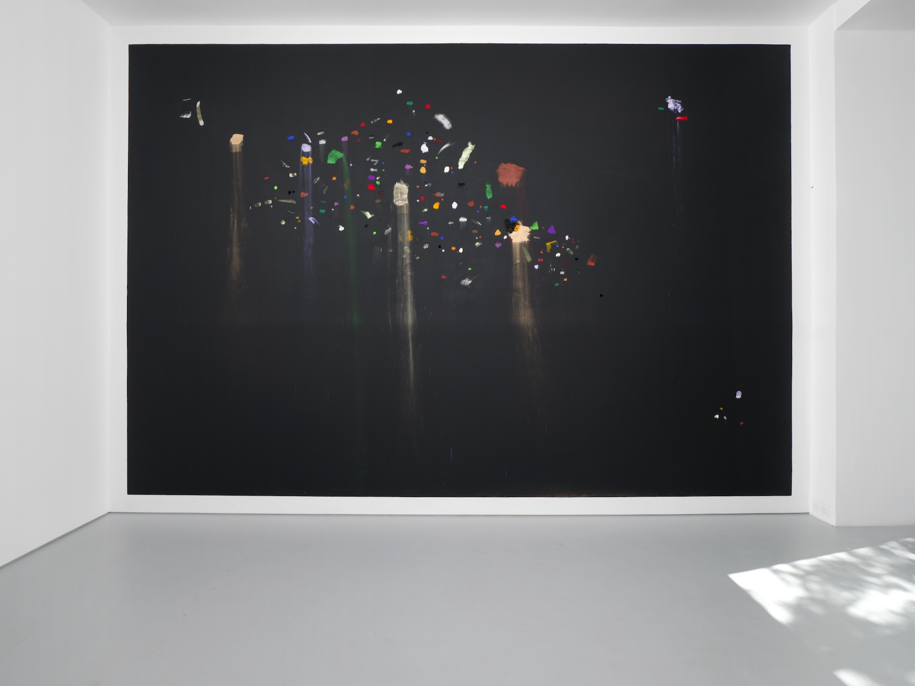 Azurite, cinnabar, copper, coral, hematite, iron quartz, malachite, phosphorescence, silver, titanium, zeolite, acrylic on wall, 5,85 x 3,75 m, Galerie Allen, 2025. Photo: Aurélie Cenno