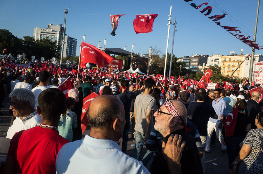 Meeting des partisans du CHP, 10 jours apr&egrave;s le coup d'&eacute;tat avort&eacute; en Turquie. Quelques jours apr&egrave;s ce meeting, le leader du CHP, Kili&ccedil;daroglu, acceptera de rejoindre "l'union sacr&eacute;e" autour de Erdogan. Pourtant, nombre des partisans du CHP, sorte de gauche lib&eacute;rale nationaliste, plut&ocirc;t la&icirc;que, sont inquiets de la mont&eacute;e du conservatisme religieux.