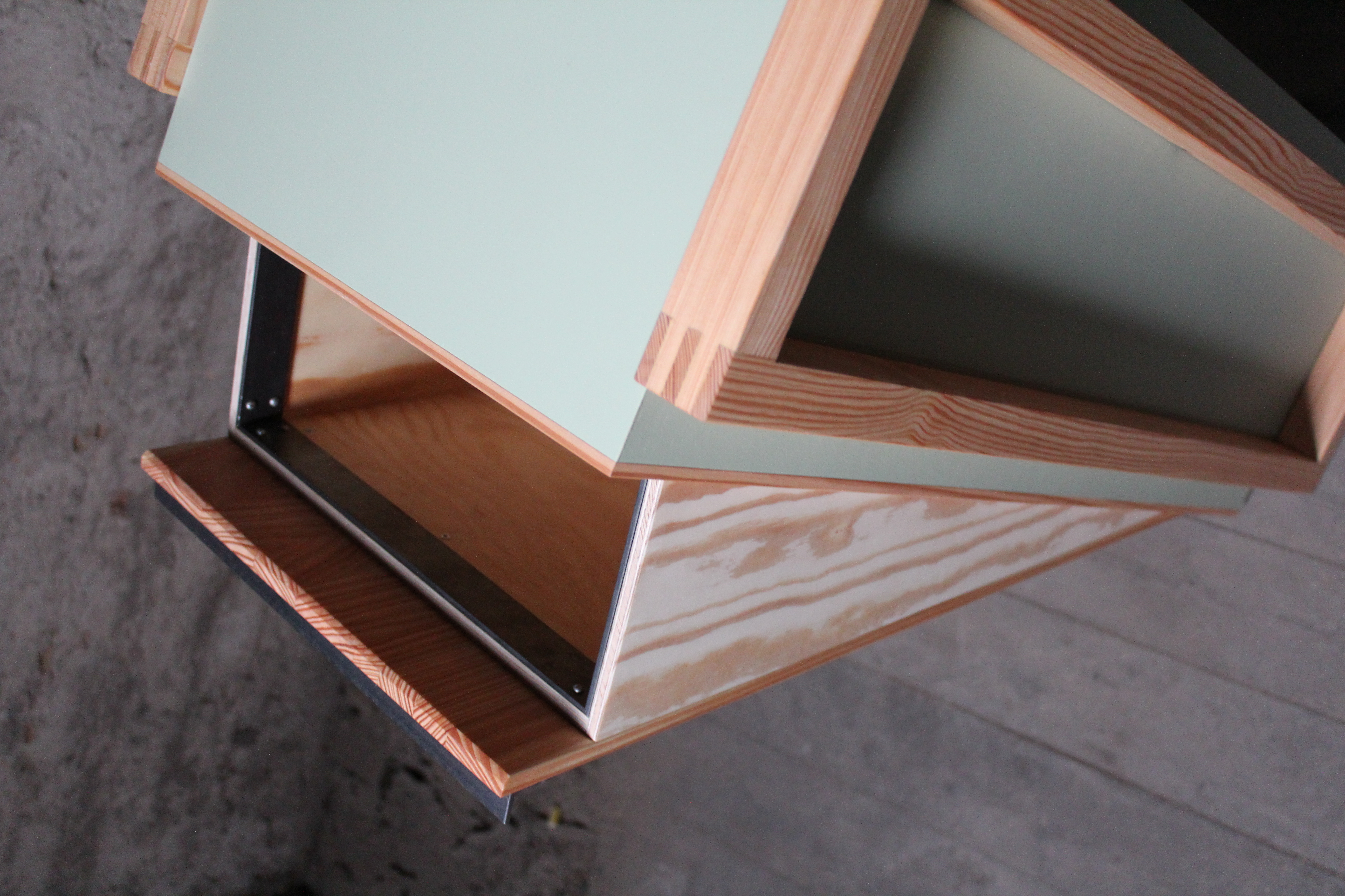 Abfalleimer, Lärchenholz / Seekiefer / Stahl.