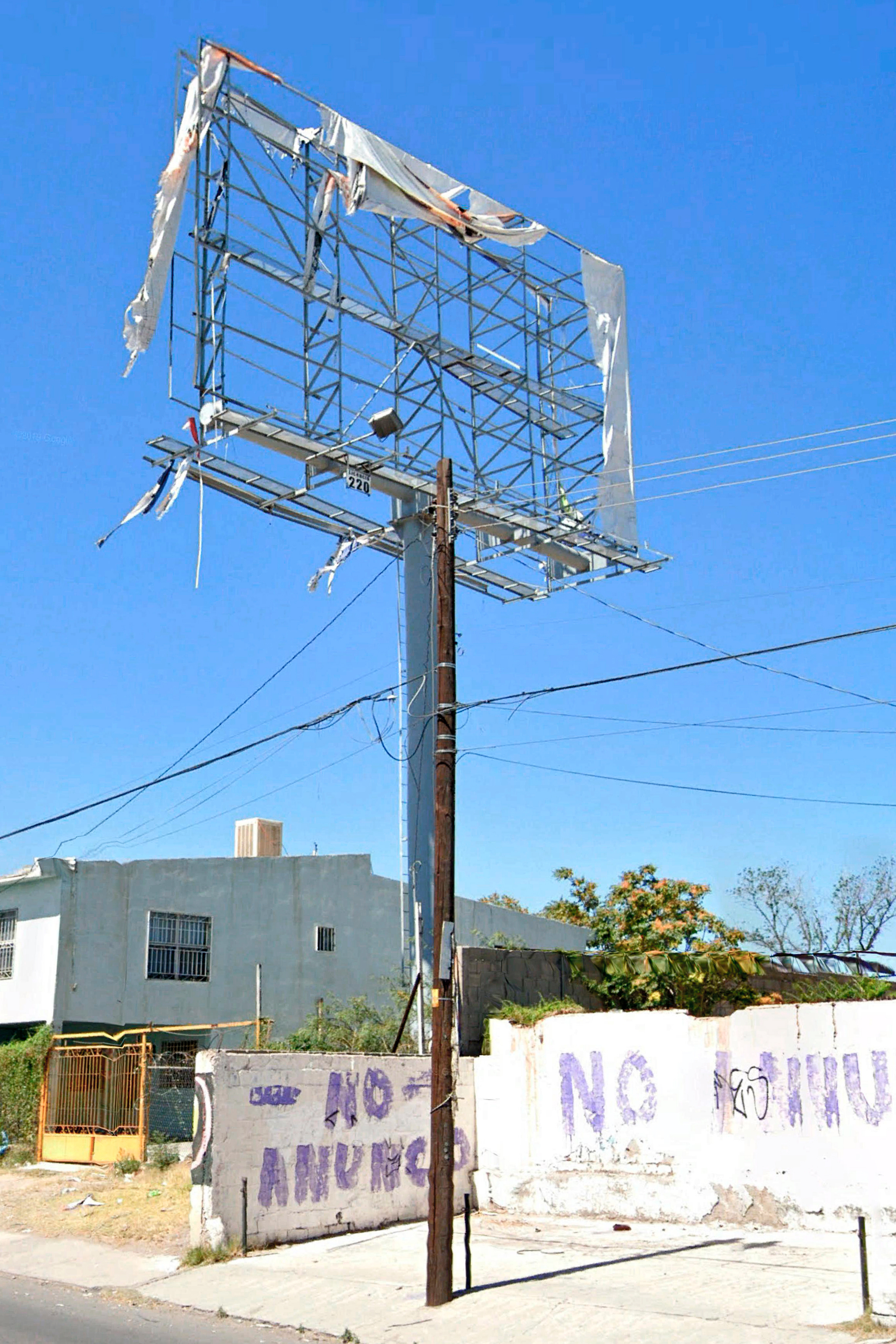 5549 Chihuahua Miguel Ahumada. Durante el período de violencia, los negocios sobrevivientes dejaron de anunciarse por temor a la extorsión. Una frase común utilizada por los grupos criminales fue "paga o fuego".