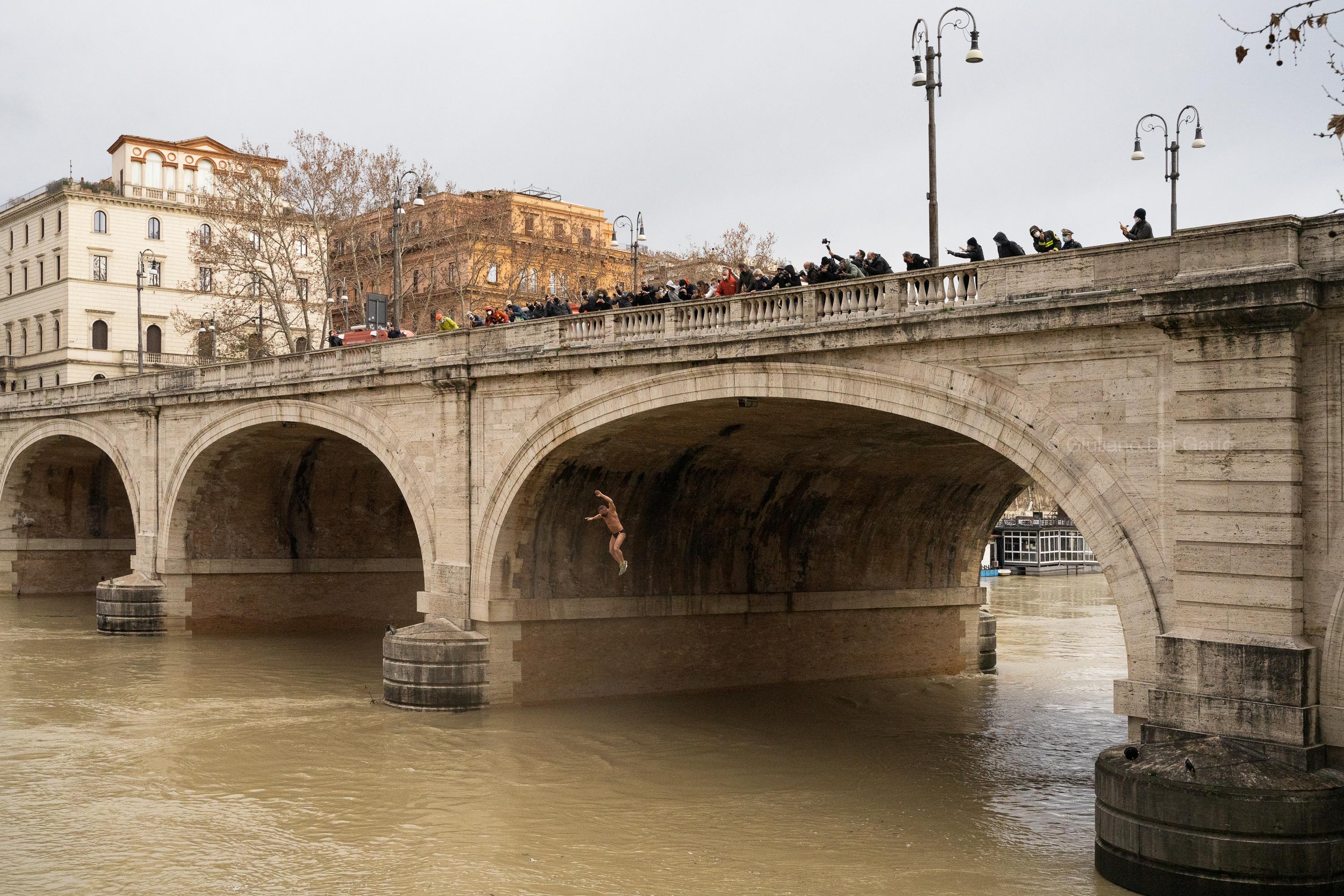 Rome (Italy). According to the tradition, also during the pandemic and with the Tiber particulary high, Simone Carabella, one of the "Mister Oks" who every New Year's Day dive into the river, dives off Cavour Bridge on the first day of the year.