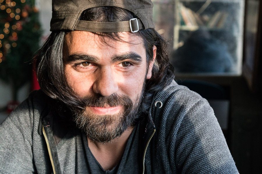 Siyar a fait des &eacute;tudes agronomiques &agrave; Bing&ouml;l. Lors d'une manifestation apr&egrave;s la mort de l'avocat Tahir El&ccedil;in en 2015, il s'est fait violemment tabass&eacute; par la police, et en garde des s&eacute;quelles &agrave; l'oeil droit. Condamn&eacute; &agrave; 7 ans de prison pour sa participation &agrave; des manifestations, il a du partir.