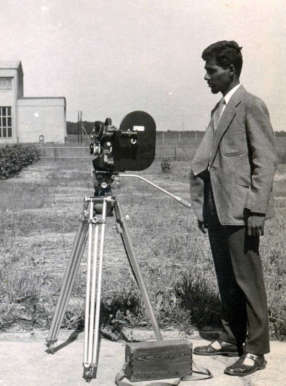 Piyasiri Gunaratna in the field, shooting a student film, early 1960s. / Piyasiri Gunaratna a terepen, egy diákfilm forgatásán, 1960-as évek eleje.