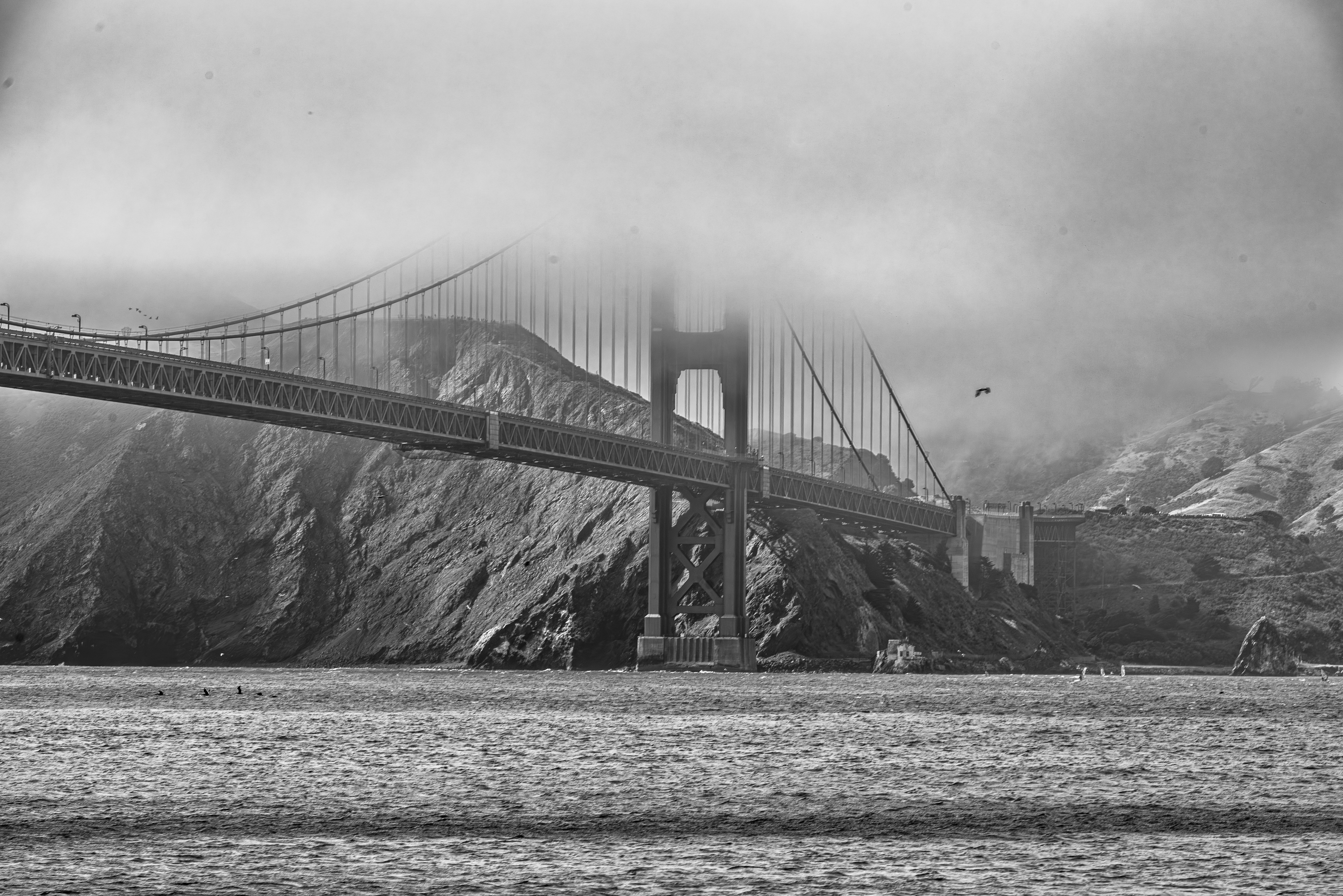 Golden Gate. Californie, pont traversant le détroit qui débouche dans l'océan Pacifique. Il relie San Francisco à Sausalito.
