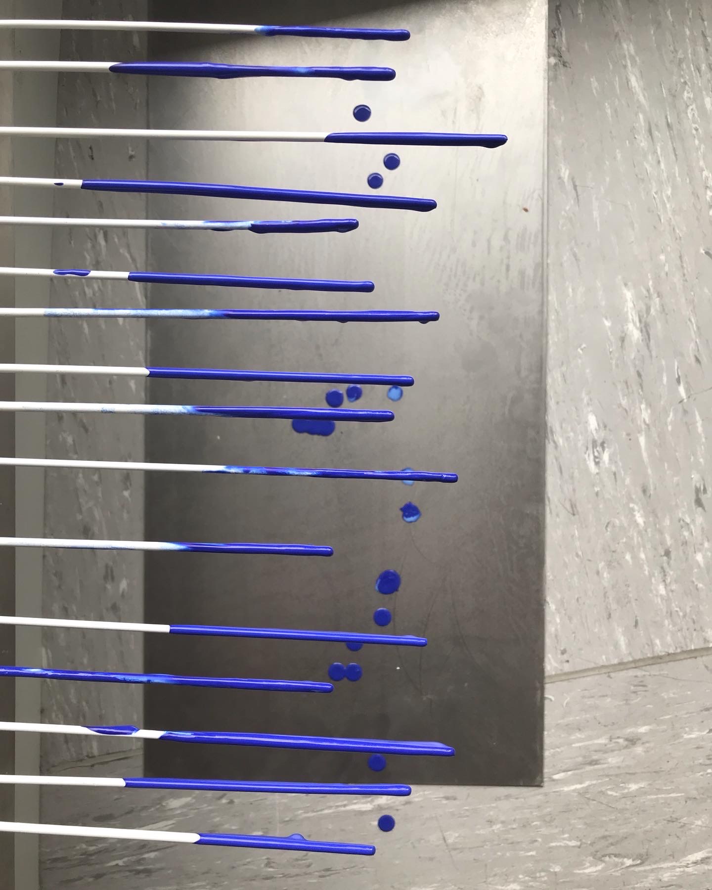 'The color of memory‘ (metal rods, ultramarine color, variable dimensions), 2022