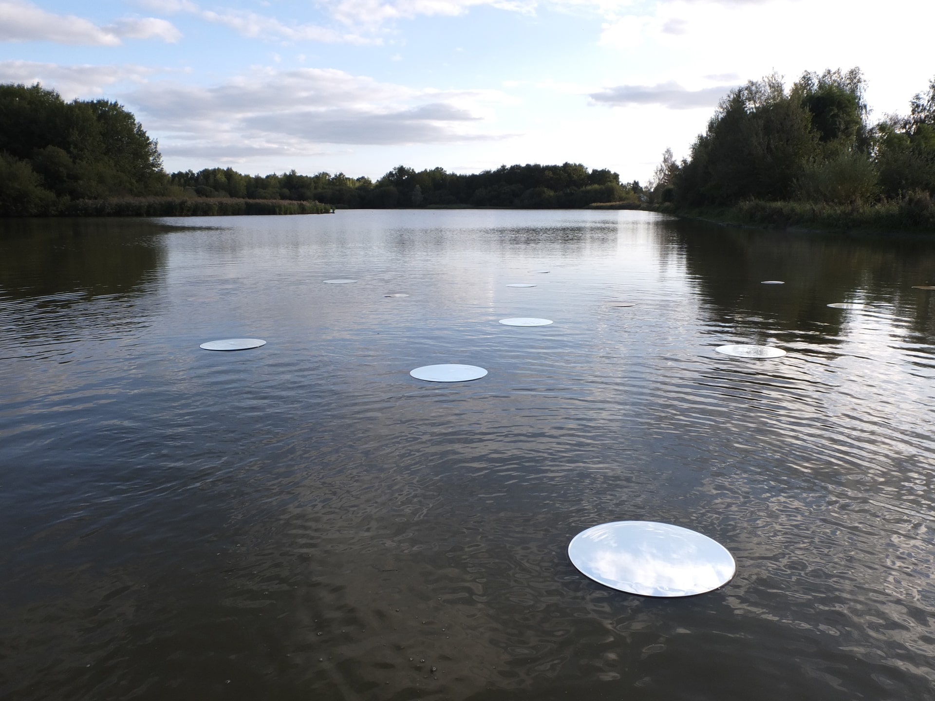 De concert, 2021- Œuvre in-situ. Installation de miroirs au raz de l’eau reflétant le ciel