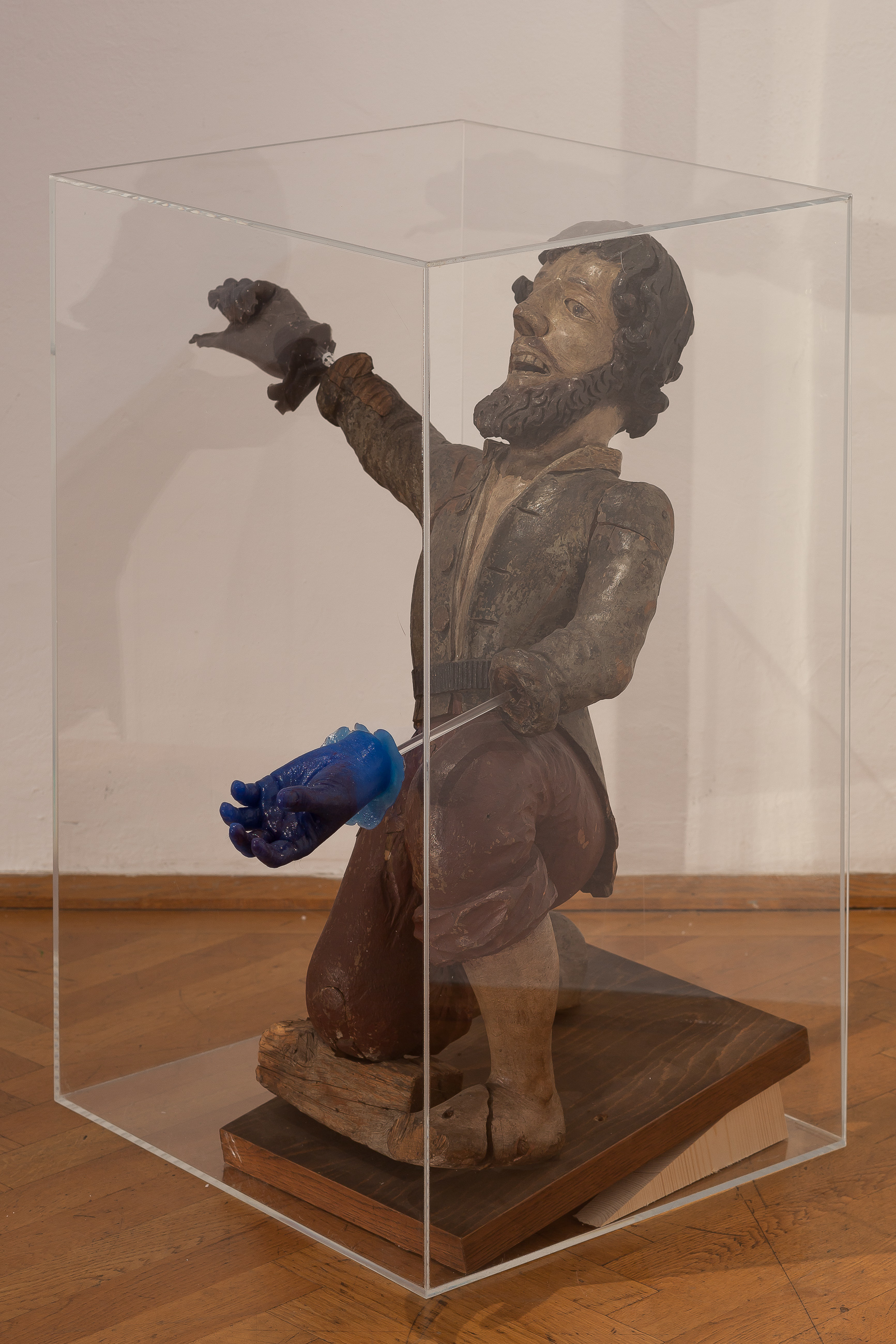 Natalia Gurova, In and Out, 2022. Artists intervention to beggar sculpture from Volkskundenmuseum collection, epoxy resin.