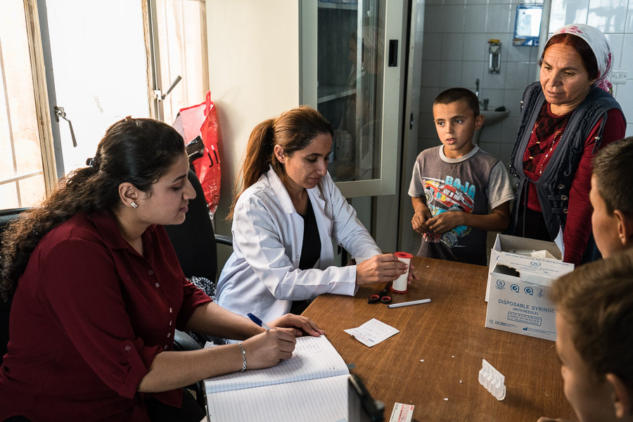 Camp de Maxmur, Irak. Urgences du dispensaire. deux infirmières y travaillent, mais ne peuvent soigner que les petits bobos. Le dispensaire du camp ne propose que des services de santé basiques. Les docteurs viennent du KRG, les infirmières du camp ou du village environnant. L'hôpital est un des rares lieux où travaillent des gens venus de l'extérieur du camp. Il est géré par le KRG, et tout y est écrit en sorani...langue que ne lisent pas les habitants du camp.