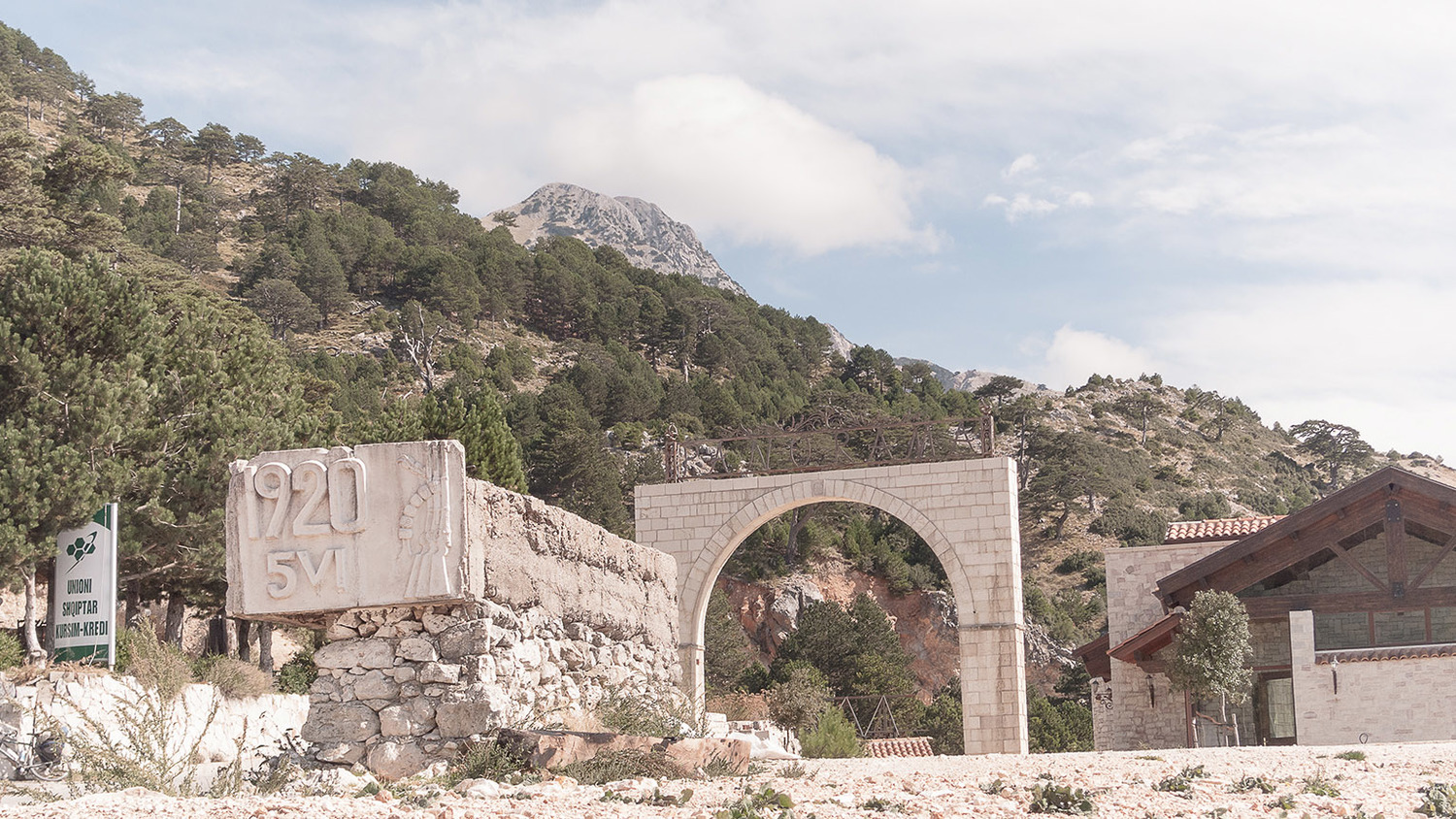 Fotografía viaje monumento soviético Albania