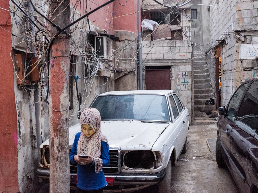 Les jeunes passent leur temps riv&eacute;s &agrave; leur portable, connect&eacute;s &agrave; facebook ou what's up. Pour eux se sont des lieux d'&eacute;change sans contrainte. Mais ils cassent les dynamiques sociales habituelles en s'enfermant dans une sph&egrave;re priv&eacute;e qui n'existe que peu dans le camp, et en necommuniquant plus avec leur entourage. 