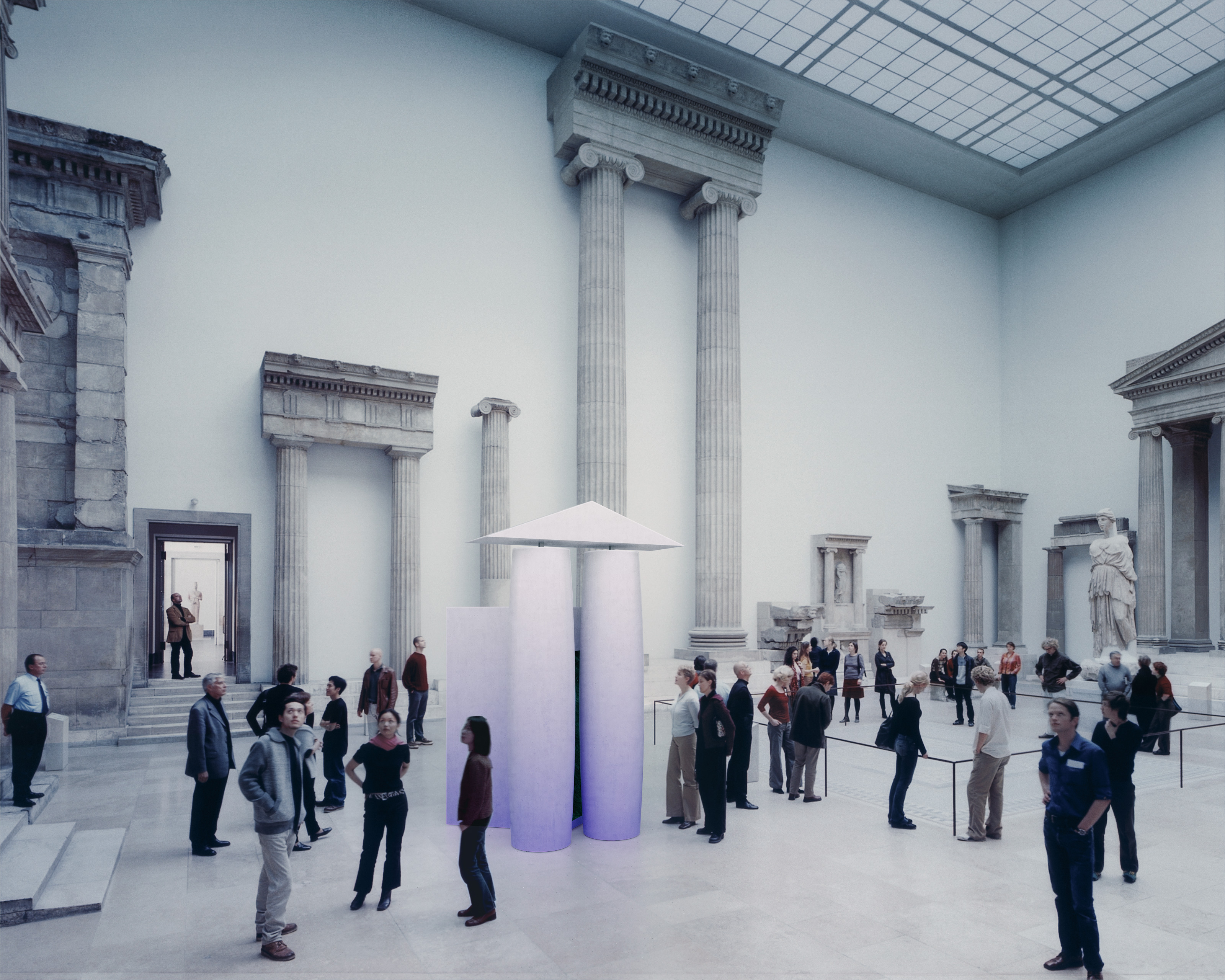 01. Colaj peste o fotografie a lui Thomas Struth din serie Pergamon Museum IV, Berlin.Instalația propusă are aceeași natură ca celelalte istorii din gradină. La fel ca acestea, existența ei nu este condiționată de text explicativ și declarații de intenție, scăpând de proteza netezitoare a istoriei, proteză care apare inevitabil ca interpretare a intenției autorului, istoricului, proprietarului sau a martorului, ci propune o experiență autonomă indiferentă față de procesul narativ care a generat-o.