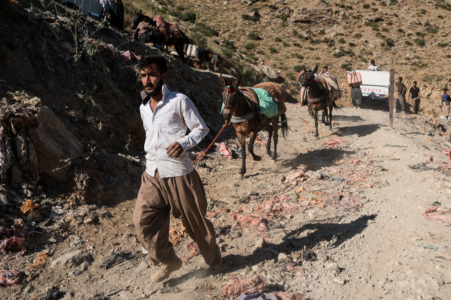 R&eacute;gion de Hewraman, Kurdistan e rojhelat (Iran), &eacute;t&eacute; 2019.  Au point de d&eacute;chargement, c'est l'effervescence. Les soldats sont pay&eacute;s pour fermer les yeux,mais seulement pendant un certain temps. Tandis que des kolbers arrivent, d'autres prennent le chemin de l'Irak.