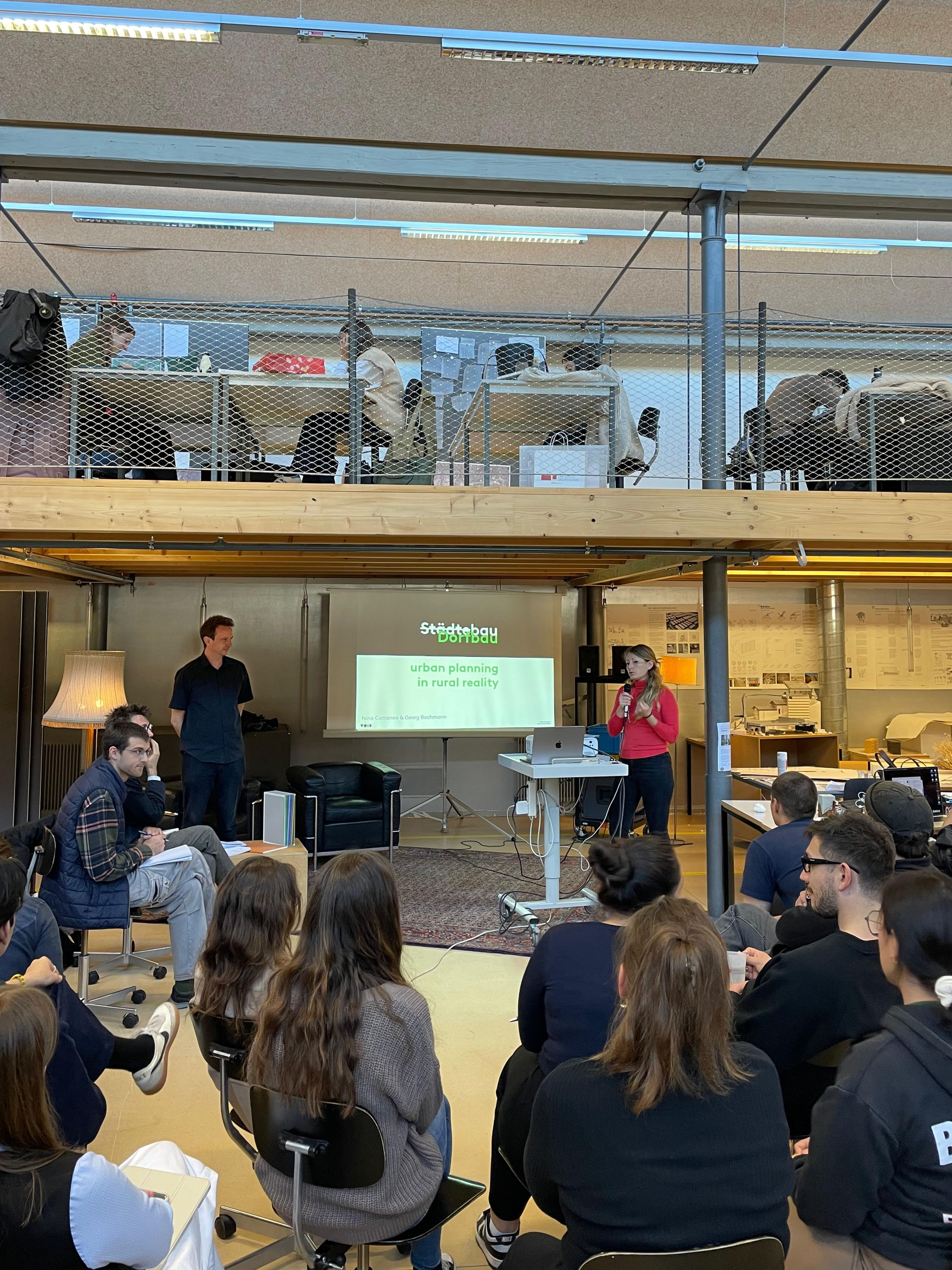 08.10.25 -  Herzlichen Dank f&uuml;r die Einladung! Nina und Georg beim Vortrag an der Uni Lichtenstein.  