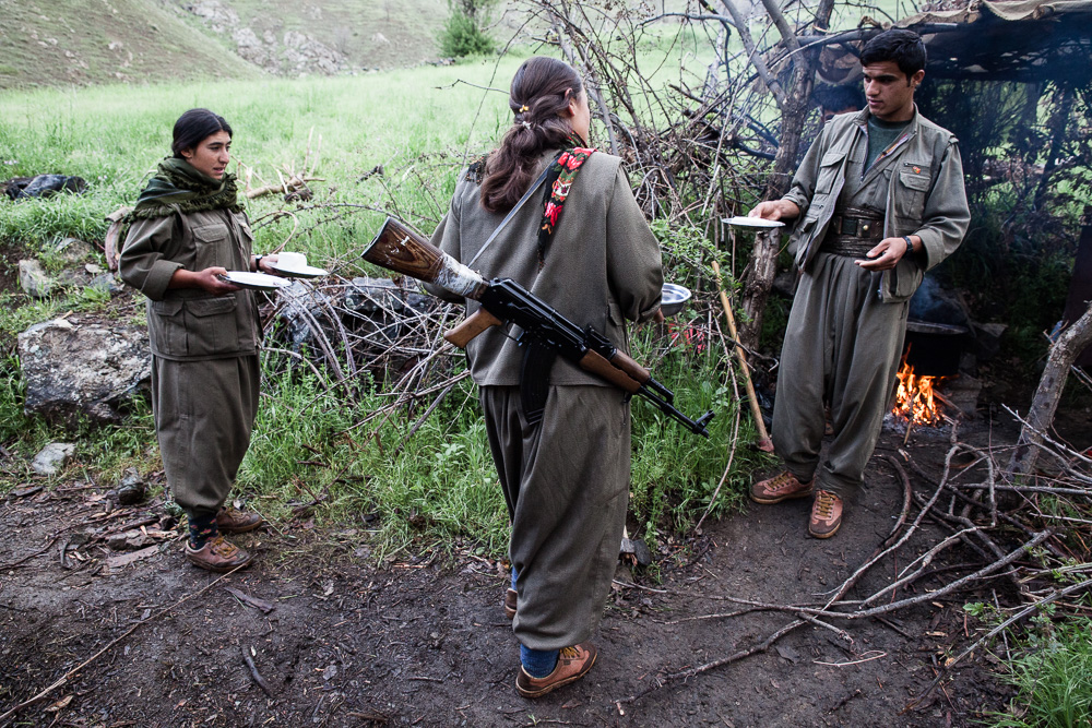 Qandil, kurdistan. la cuisine est situ&eacute;e dans la partie des hommes, les femmes viennent chercher leur petit d&eacute;jeuner qaudn ceux-ci l'ont pr&eacute;par&eacute;.