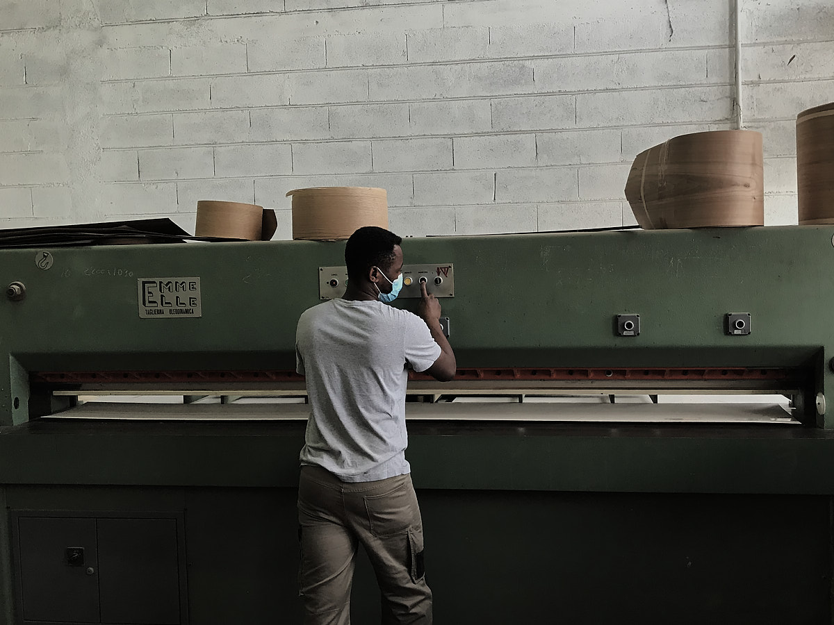 Pour avoir des lignes bien droites qui coincident, les plaques sont placées en pré-découpe au massicot