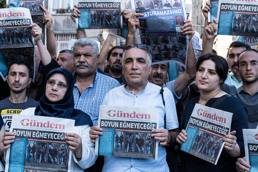 Mardi 16 ao&ucirc;t, le journal prokurde &ouml;zg&uuml;r G&uuml;ndem a &eacute;t&eacute; interdit sur d&eacute;cision de justice. Les locaux ont &eacute;t&eacute; saccag&eacute;s, et une trentaine de journalistes emmen&eacute;s en garde &agrave; vue, dont plusieurs risquent la prison. Un pas de plus dans l'intimidation et la censure des voix dissonantes en Turquie.