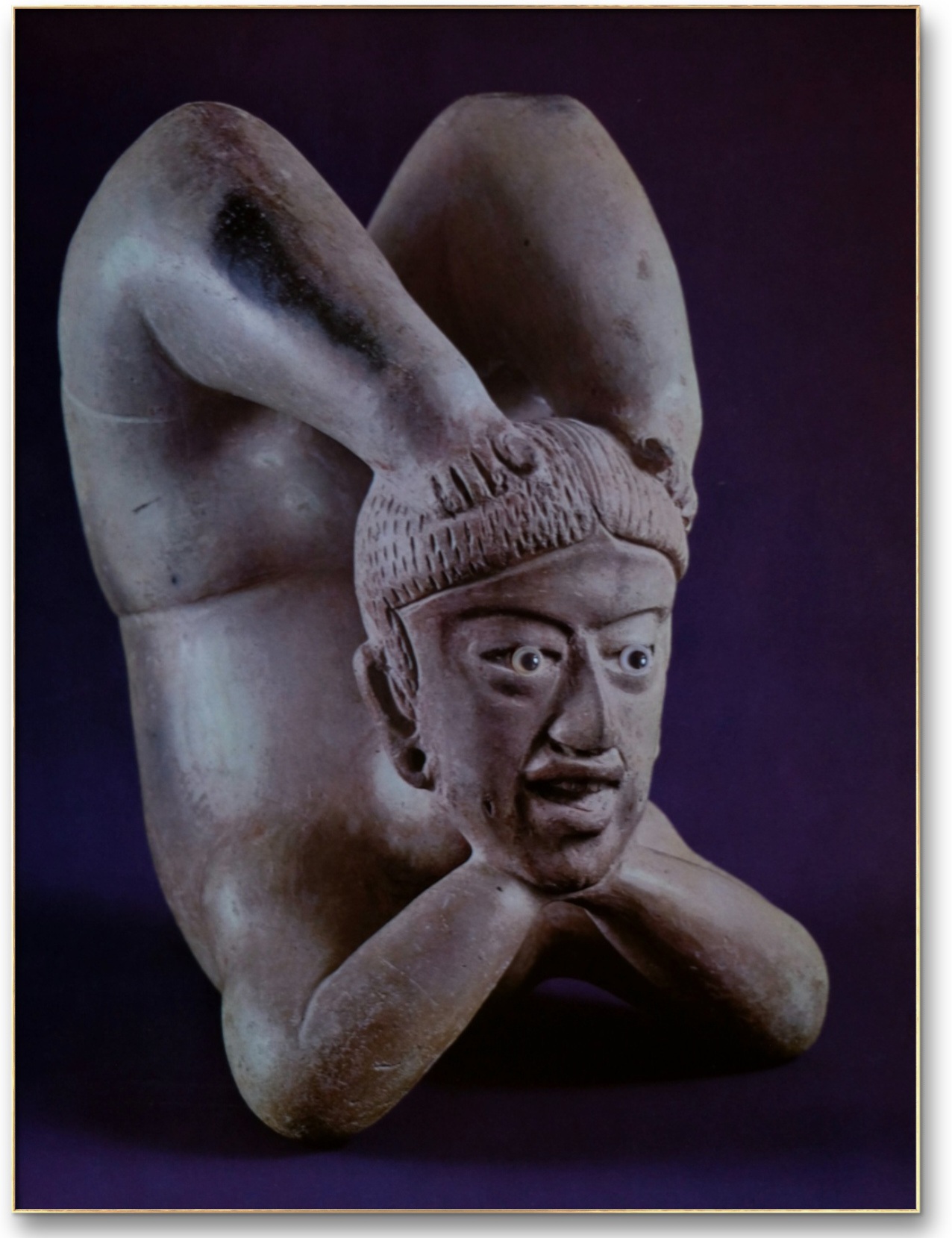Vaso em forma de um contorcionista ou acrobata. C. de 1100-500 a.C; altura 25 cm, Terracota polida de cor oliva. De Tlatilco. 23.5 x 28.5 cm.