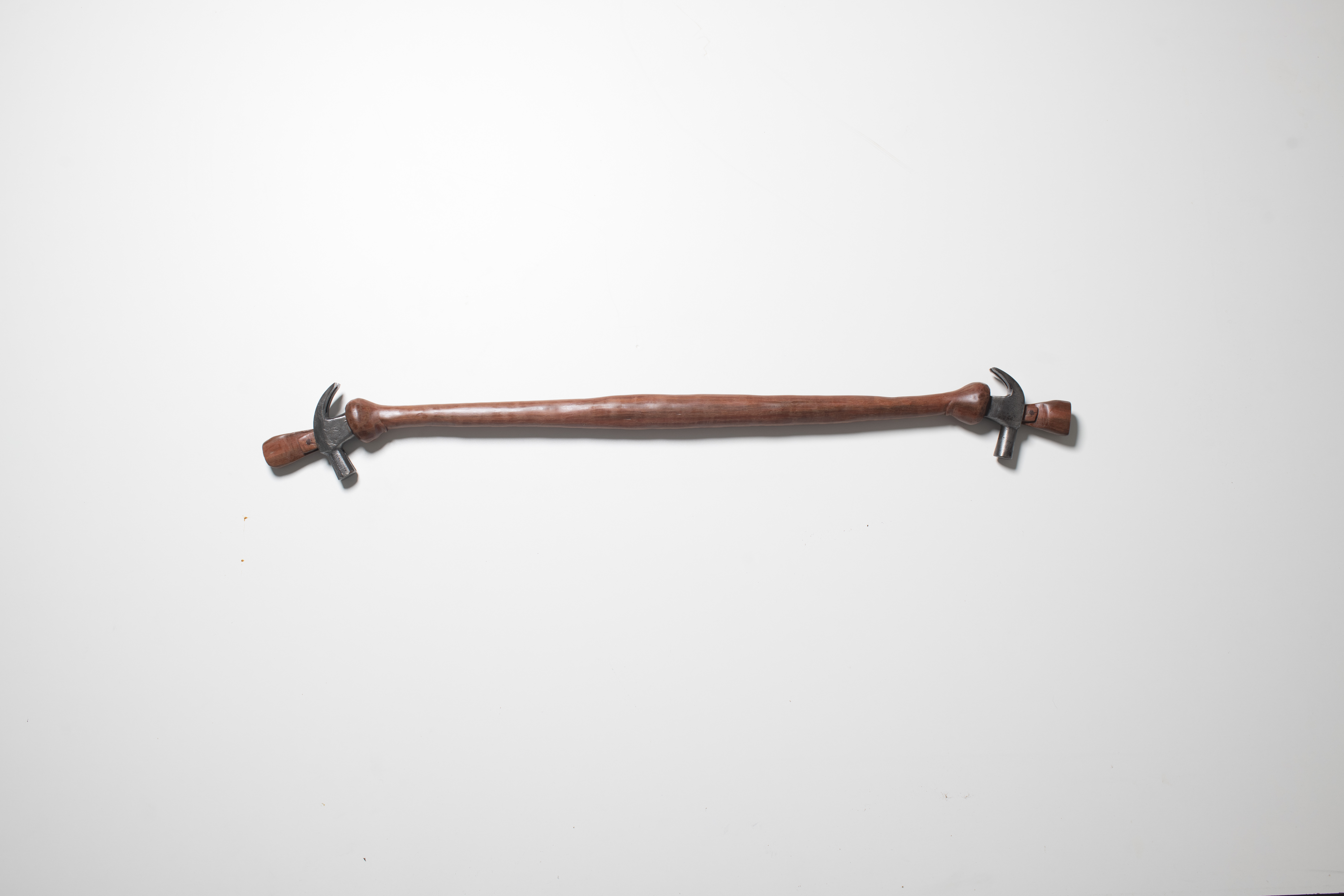 Sem título - Da série Sob Pressão, 2021. Madeira e metal, 0,4 x 84 x 0,9 cm.