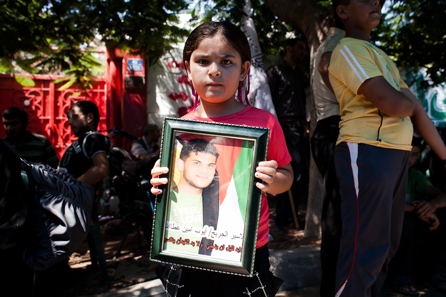 Gaza, été 2012. Tous les lundis à 10h, une manifestation de soutien aux prisonniers est organisée devant les locaux de la Croix Rouge. Les proches de détenus et des anciens prisonniers s'y retrouvent. Le but de cette action est que l'on n'oublie pas les prisonniers palestiniens qui croupissent dans les geôles israéliennes, dans des conditions détestables.
