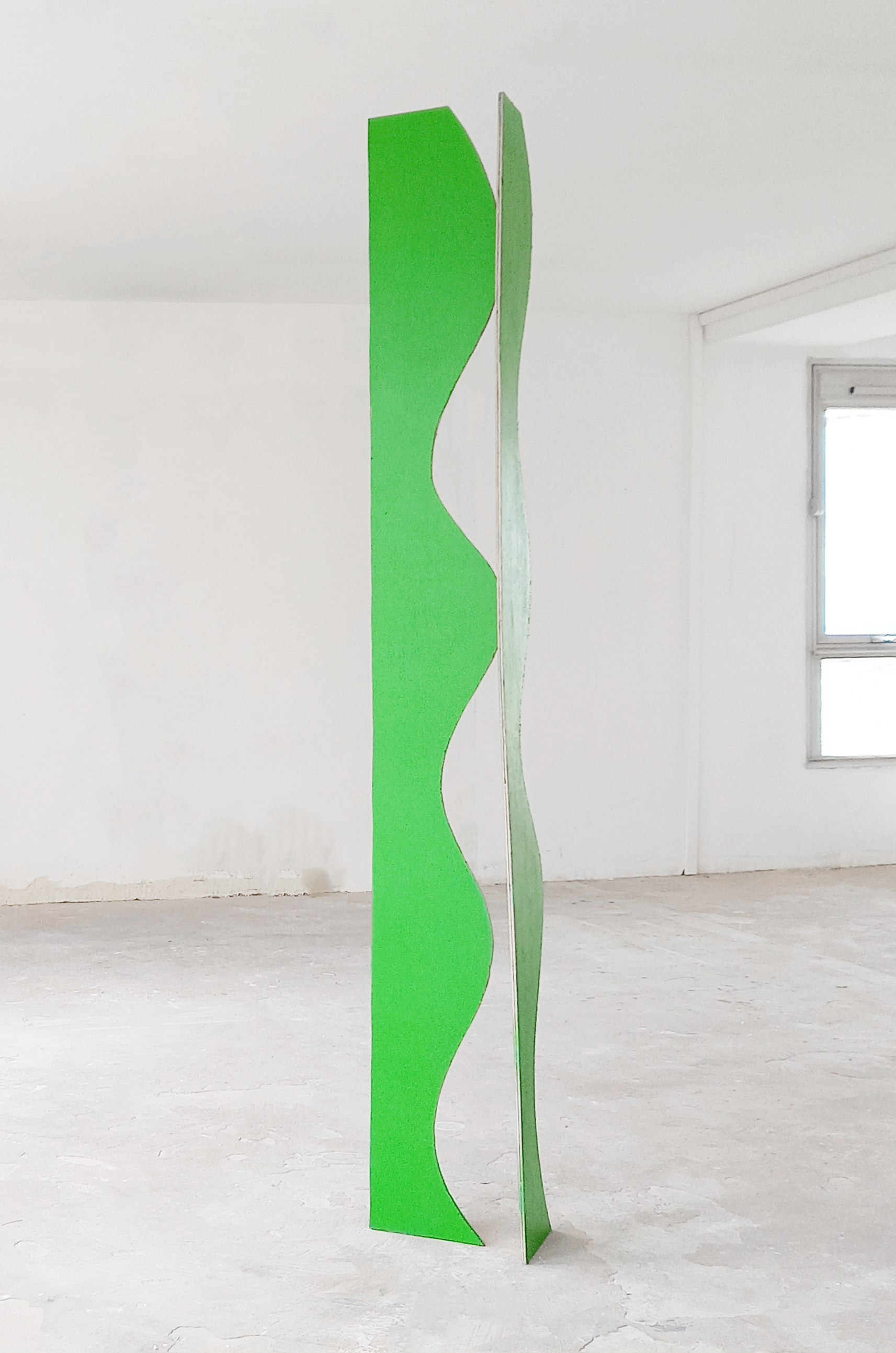 Kiss / peinture acrylique sur bois, craie / h=192cm / 2025.