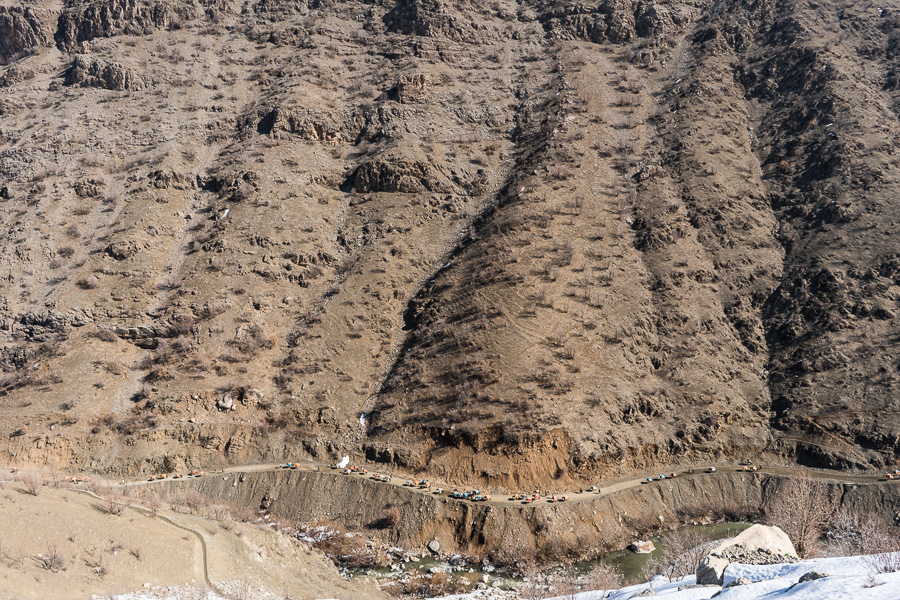 Village de Zale, Kurdistan, Irak. les kolbers s'enfoncent en Iran en suivant des chemins tortueux &agrave; flanc de montagne.