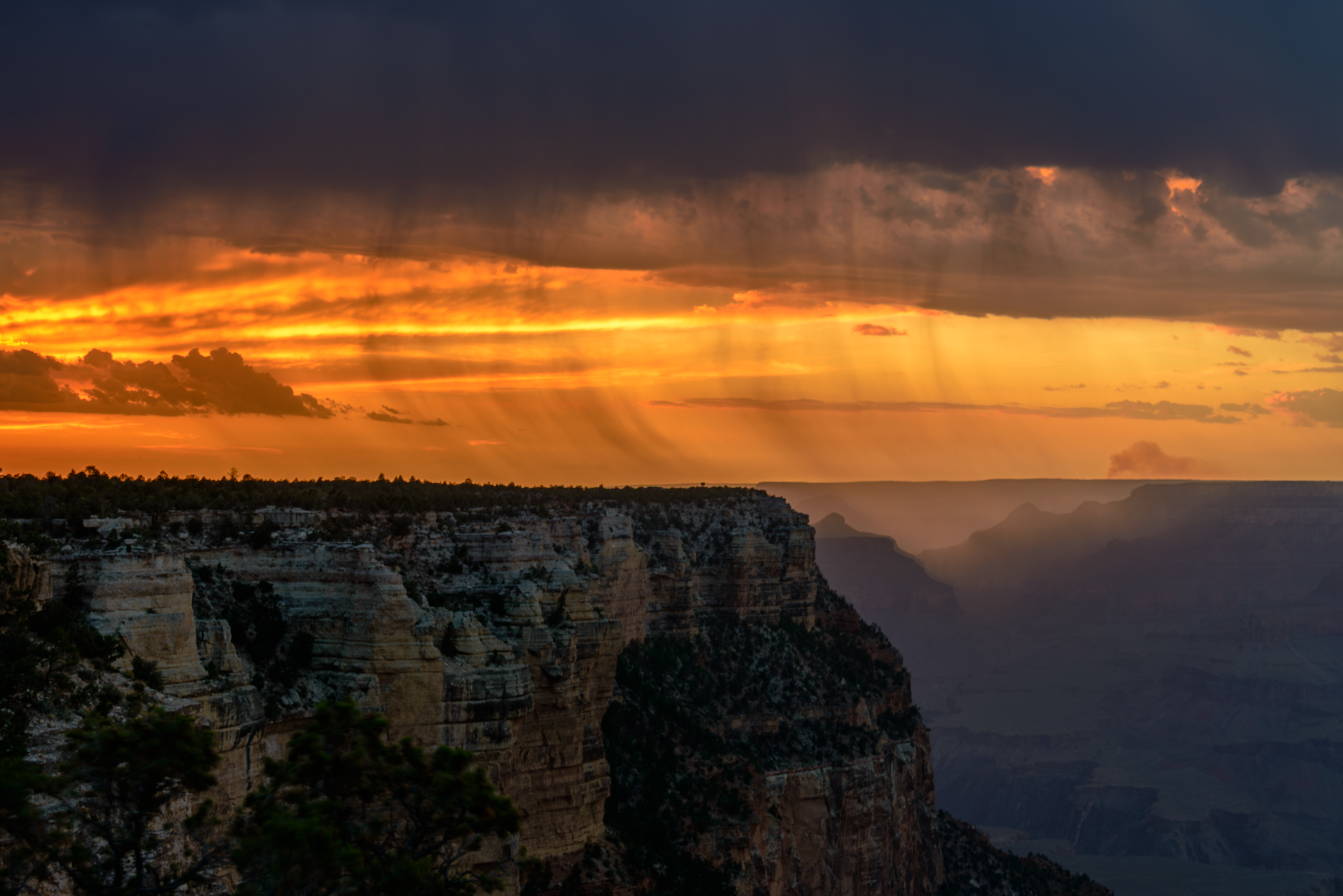 Grand Canyon sous l'orage, nord de l’Arizona. Roches creusées par le fleuve Colorado (1,7 milliard d’années).  Des falaises de 1,6 km de profondeur et un canyon de 446 km de long et 29 km de large.