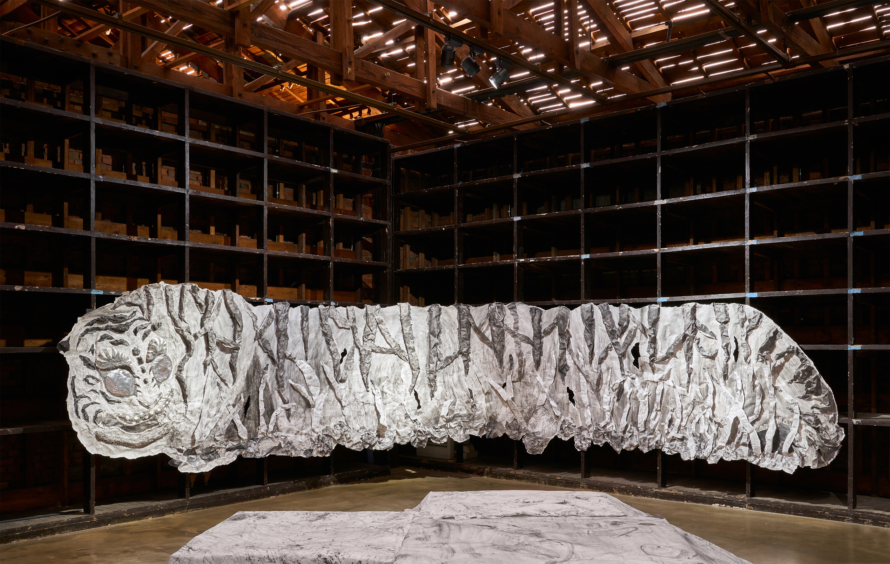 발이 많이 달린 짐승, 2022, 종이에 흑연, 혼합재료, 콜라주, 172x850cm