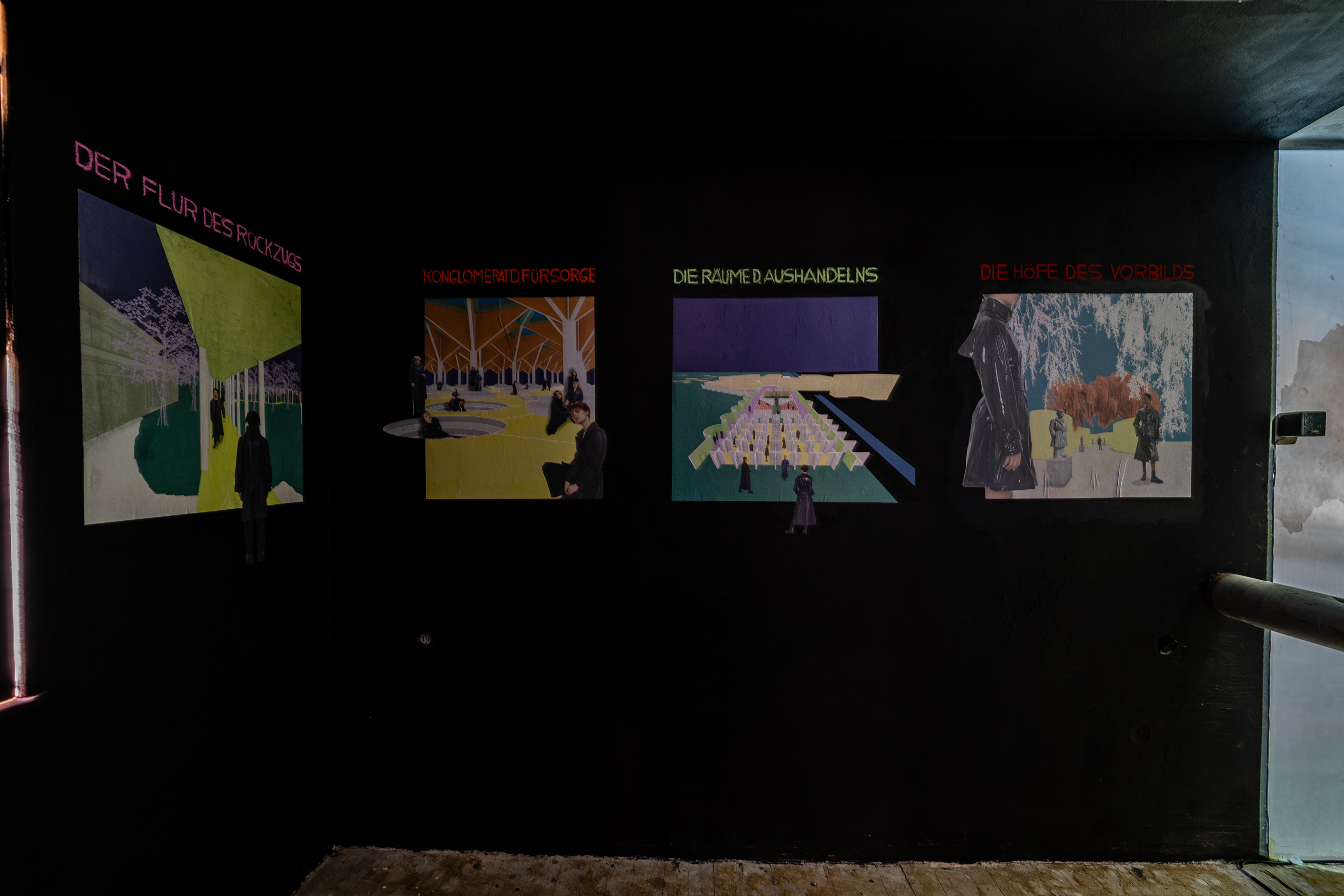 Bild 4 zu Die Welt als Fabrik: Eine schwarze Wand mit bunten quadratischen Collagen. Diese zeigen R&auml;ume in der Dystopie, die Welt als Fabrik.