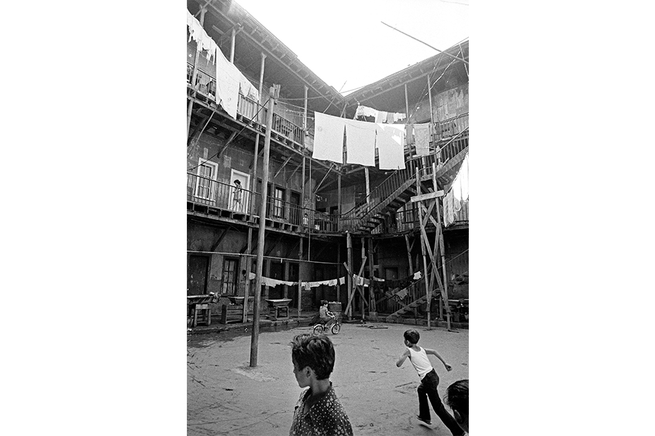 Marcelo MontecinoMutual Obrera, Valparaíso, 1980Vintage, gelatina de plata24 x 30 cm 