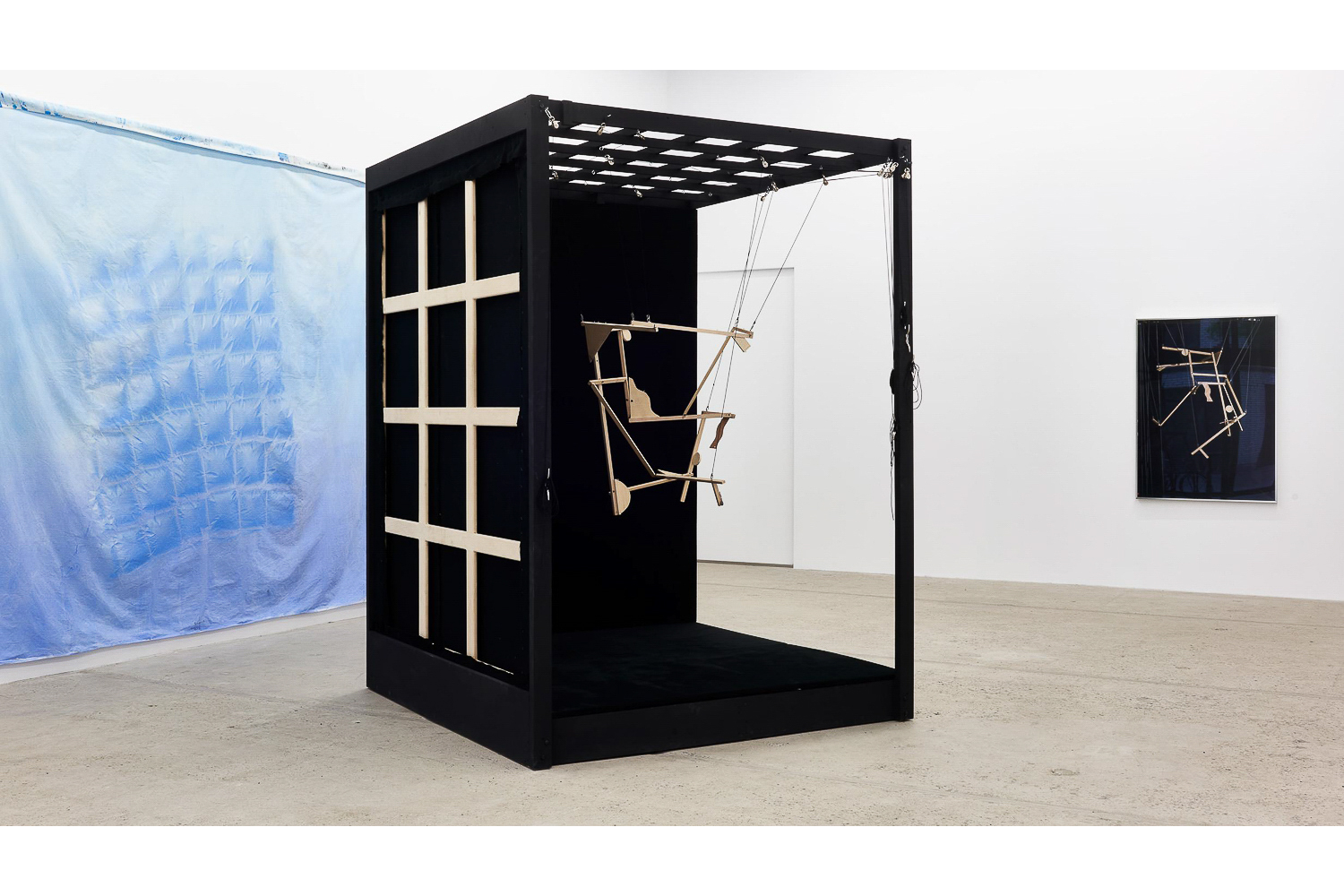 Anthony Burnham. Exposition pour Marionnette en 3 actes, Acte 2 Marrionnette. Photo : Anthony Burnham.