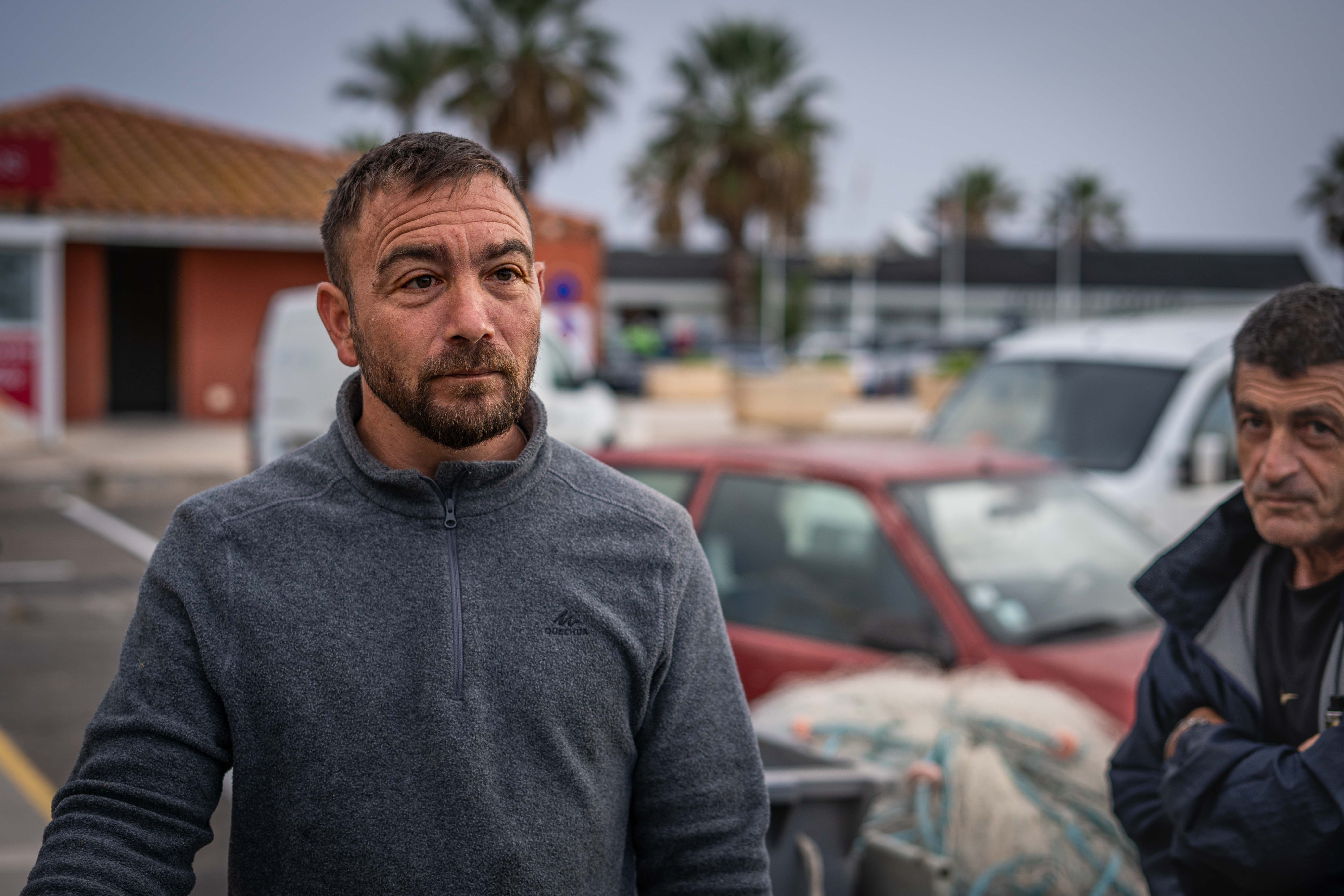 Pourtant, malgré leur succès auprès d’une clientèle locale, les conditions sont de plus en plus difficiles. La rentabilité de leur travail est incertaine, les poussant à prendre des risques. Richard a chaviré, la veille, alors que la mer était agitée. Il est rentré au port à la nage. 