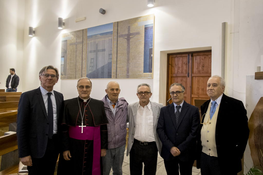 Collocazione della Crocefissione di luce nella chiesa madre di Gibellina. Con Giuseppe Modica, il Sindaco di Gibellina Salvatore Sutera, mons Mogavero, vescovo di Mazara del Vallo, Giulio Ippolito e Enzo Fiammetta Vicepresidente e Direttore della Fondazione Orestiadi, 2016, foto Angelo Pitrone