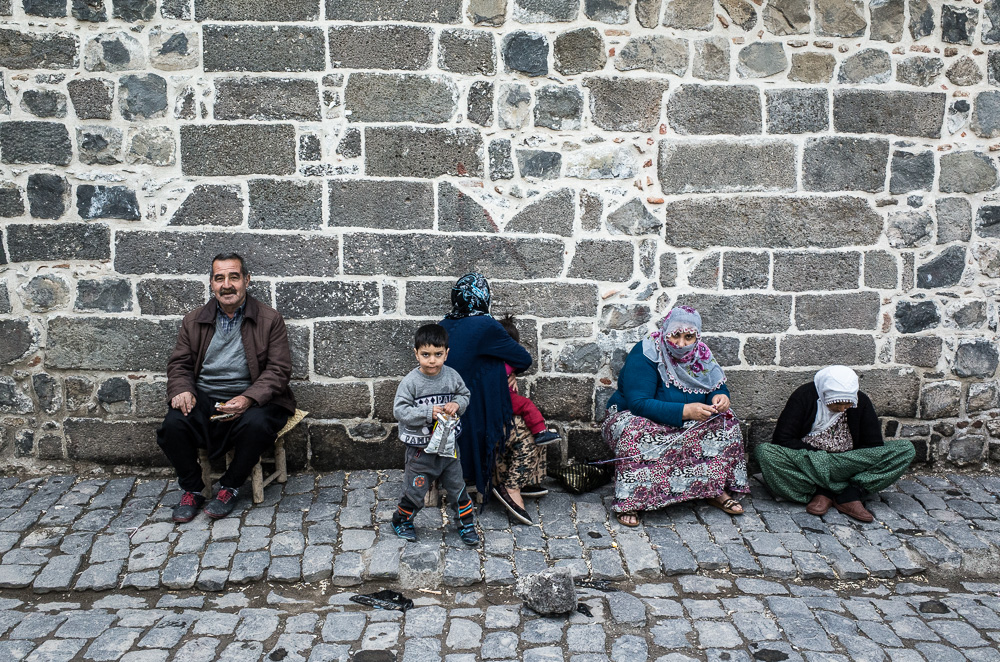 Diyarbakir (Amed), Quartier de Sur. Mars 2016. Le couvre feu a &eacute;t&eacute; lev&eacute; dans cette partie du quartier de Sur, o&ugrave; l'on peut constater la violence des combats qui ont fait rage. Sur est le quartier historique de Diyarbakir, localis&eacute; &agrave; l'int&eacute;rieur des murailles de la vieille ville. En mars 2016, il fallait passer par des contr&ocirc;les et fouilles aux checkpoints de police install&eacute;s aux portes du quartier pour y p&eacute;n&eacute;trer. La population devait subir les humiliations quotidiennes des (souvent) jeunes policiers. Malgr&eacute; que les combats soient termin&eacute;s depuis plus d'une semaine, une partie de Sur &eacute;tait encore inaccessible, les rues barr&eacute;es par des policiers surarm&eacute;s et ferm&eacute;es par de grandes b&acirc;ches emp&ecirc;chant de voir ce qui se tramait derri&egrave;re.