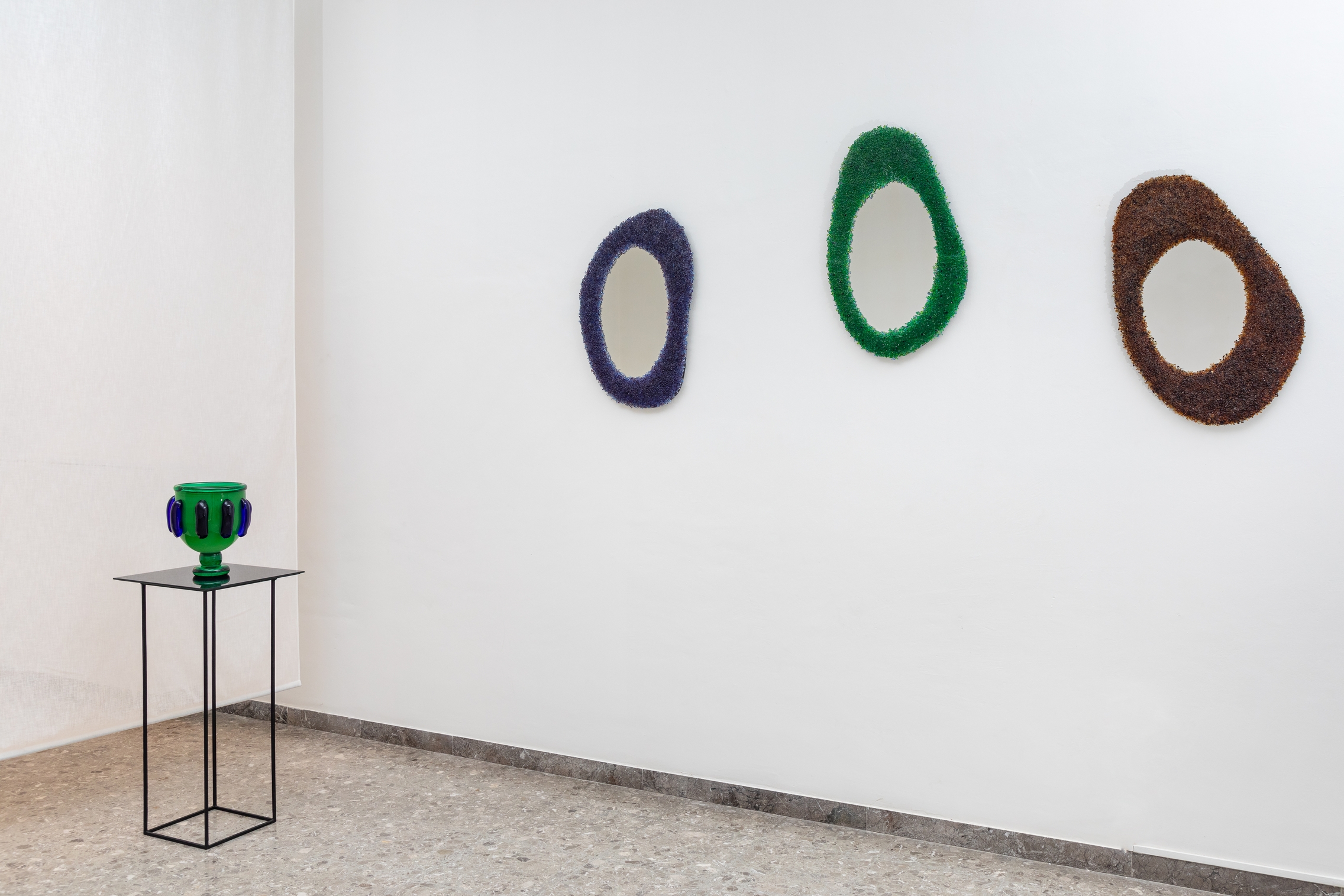 Crumble de verre mirrors with Alissa Volchkova POMPEI vase during the exhibition "New Perspectives in Glas" At SWING Desing Gallery- ph Danilo Donizzelli