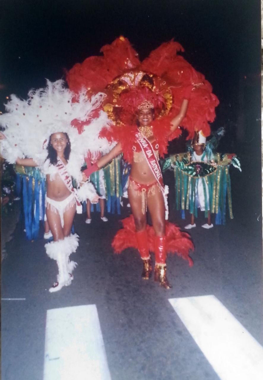 Aos 14 anos, em desfile na Escola de Samba Independência. Acervo pessoal de Ericah Azeviche.