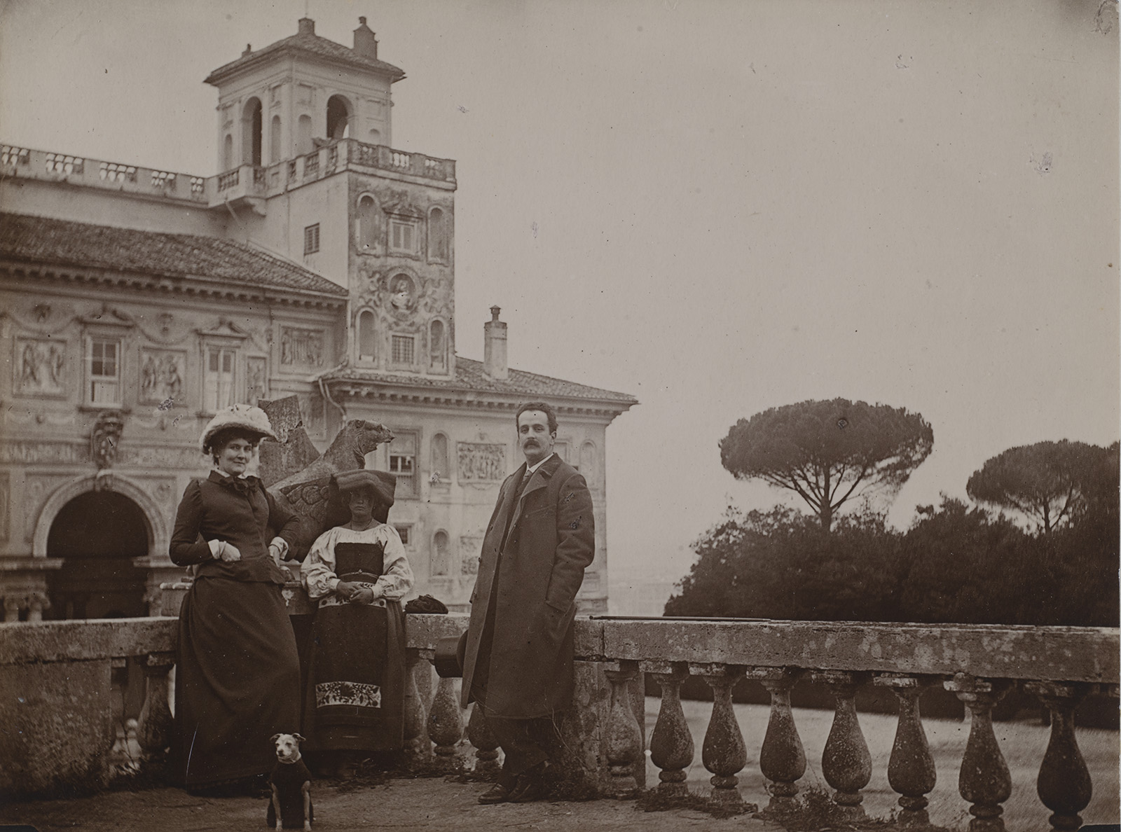 Gabrielle Hebert (1853-1934) Éléonore d’Uckermann, le modèle Natalina, le prince Abamelek-Lazarev et le chien Farfaletta sur la terrasse du bosco, 5 janvier 1891 Aristotype à la gelatine, 8 x 10,8 cm Paris, musee national Ernest Hebert © photo : Musee d’Orsay, Dist. GrandPalaisRmn / Alexis Brandt