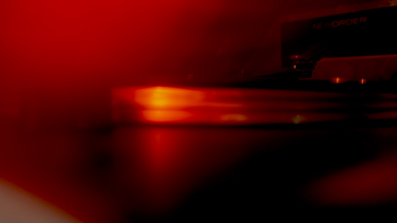 Im schummrigen Licht dreht sich die Schallplatte. Was da wohl zu hören ist?