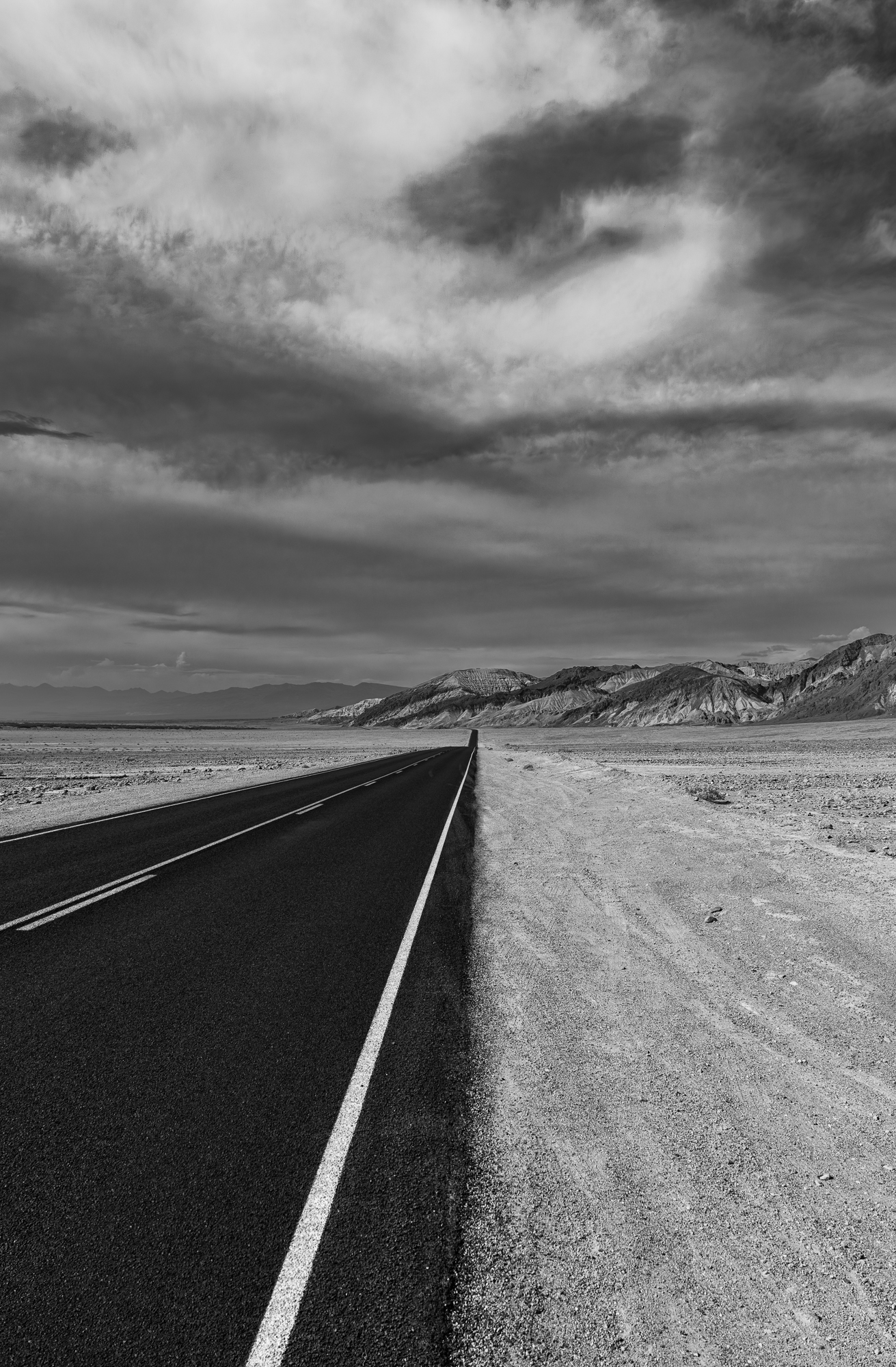 La vallée de la Mort (Death Valley) dans désert des Mojaves en Californie.Badwater, est à −85,5 mètres sous le niveau de la mer. Température relevée à Furnace 56,7°. Il faisait 52° ce jour là.