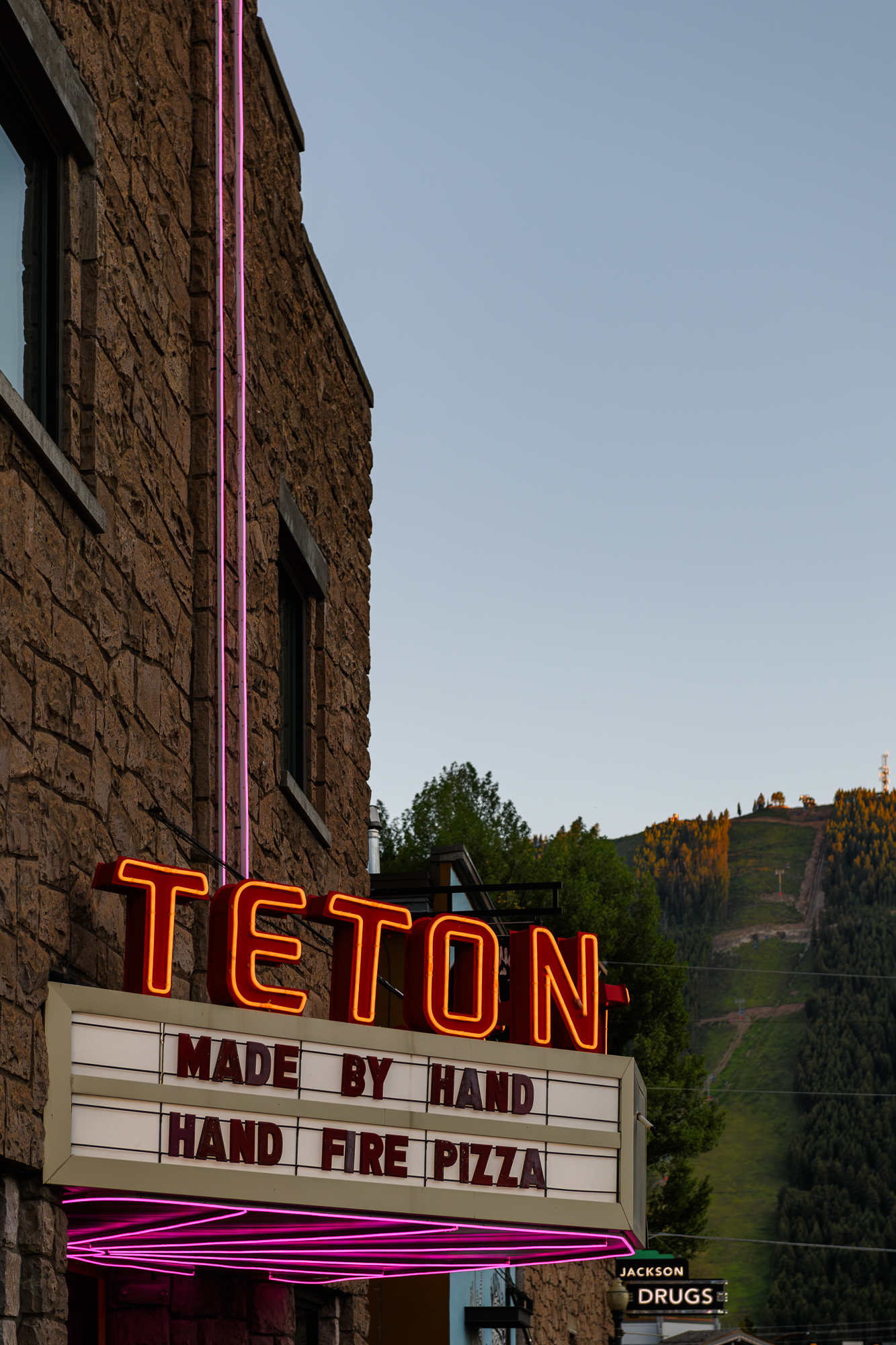 Jackson Hole, ville mythique du Wyoming, est entourée de toutes parts de récifs montagneux et traversée par la Snake River. On peut voir son célèbre Cowboy Bar et les pistes de ski en arrière plan.
