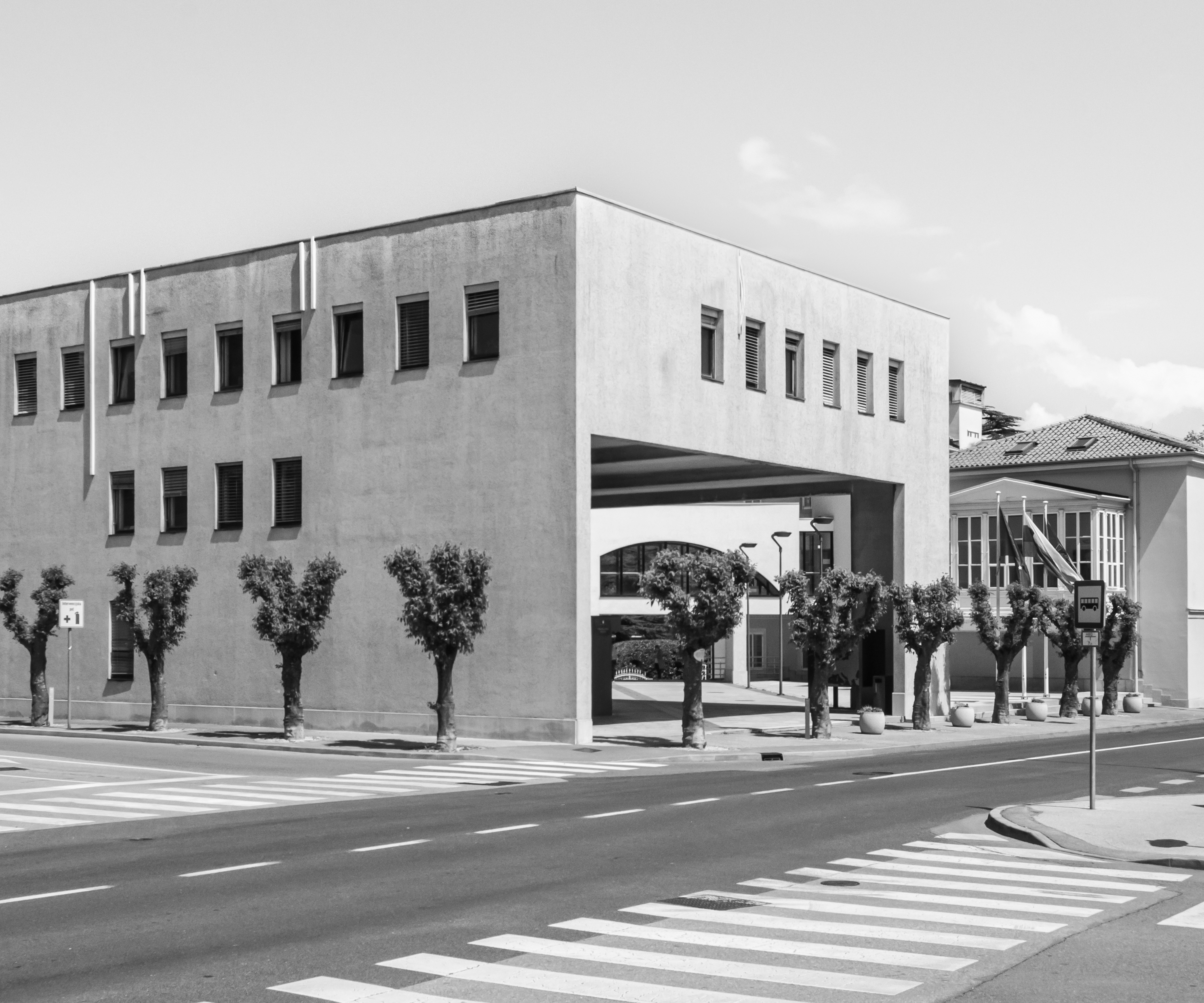 Občinska stavba, Sežana / 1977-79, Vojteh Ravnikar, Marko Dekleva, Matjaž Garzarolli, Egon Vatovec