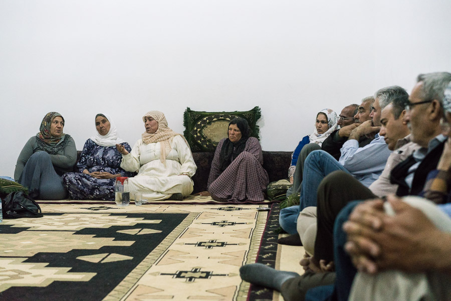 Koban&ecirc;, avril 2018.  R&eacute;union des co-pr&eacute;sidents de 12 communes, l'entit&eacute; &agrave; la base du syst&egrave;me d&eacute;mocratique en Syrie du Nord, charg&eacute;e de r&eacute;soudre les probl&egrave;mes ou faire remonter les demandes des participant.e.s. Une commune r&eacute;unit des repr&eacute;sentants d'une centaine de familles vivant dans un espace commun.