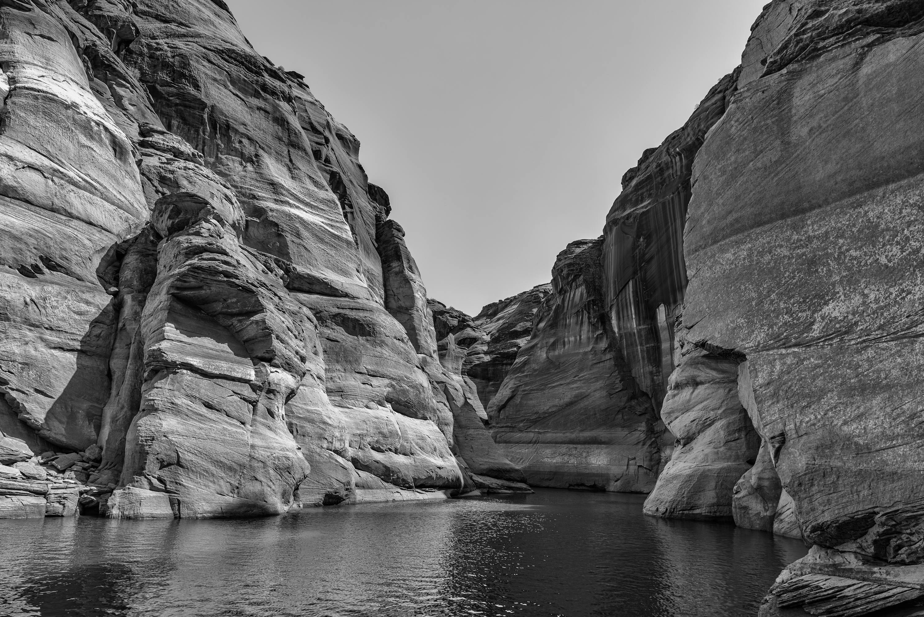 3200 km de cote, le lac artificiel du nom de John Wesley Powell (1° homme à descendre le Colorado). Réalisé à partir du barrage de Glen Canyon à coté de Page. 1963 à 80 soit  17 ans pour  le remplir.