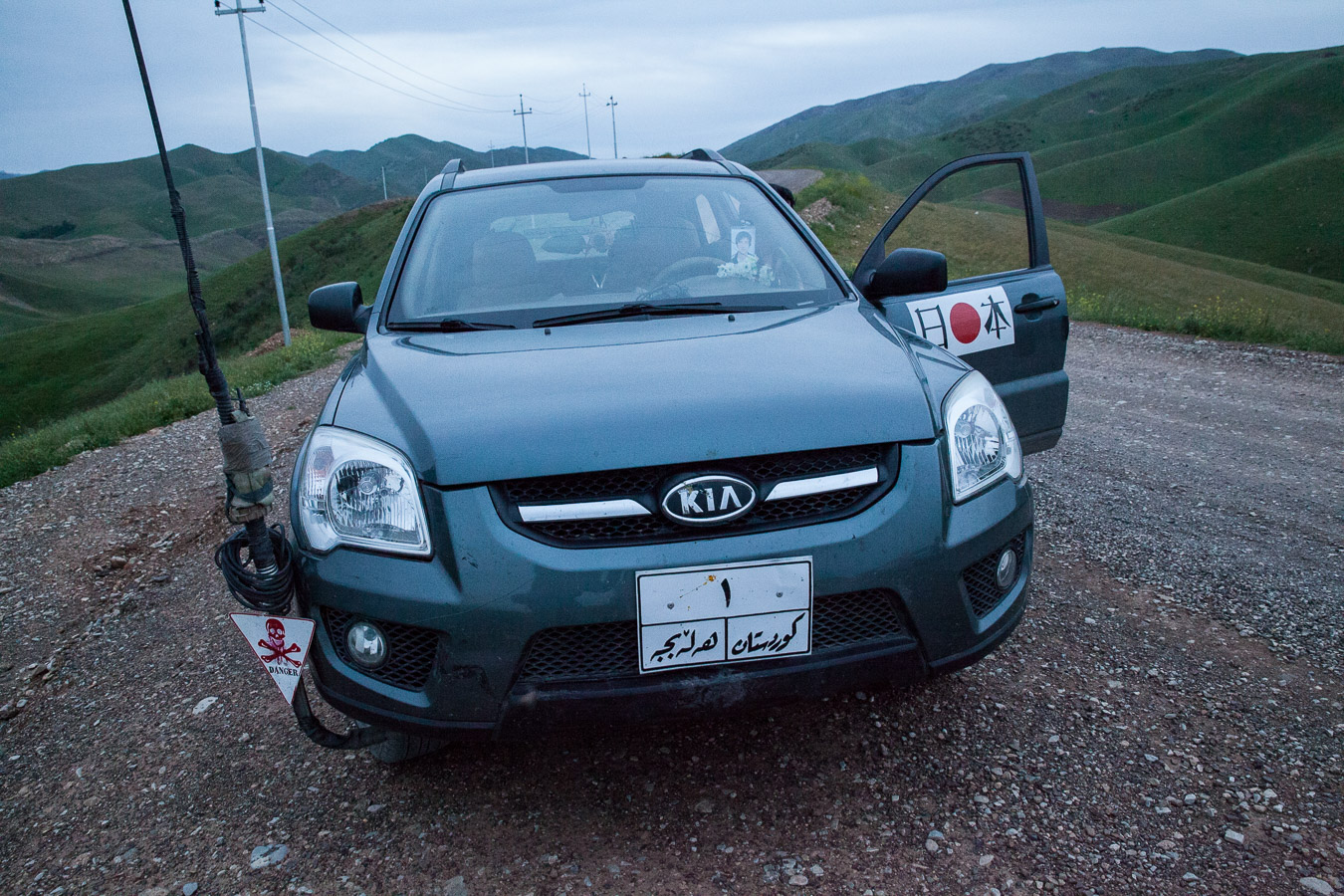Une ONG japonaise a fourni &agrave; Hoshyar un v&eacute;hicule adapt&eacute; &agrave; son handicap afin de l'aider dans son travail de d&eacute;minage.