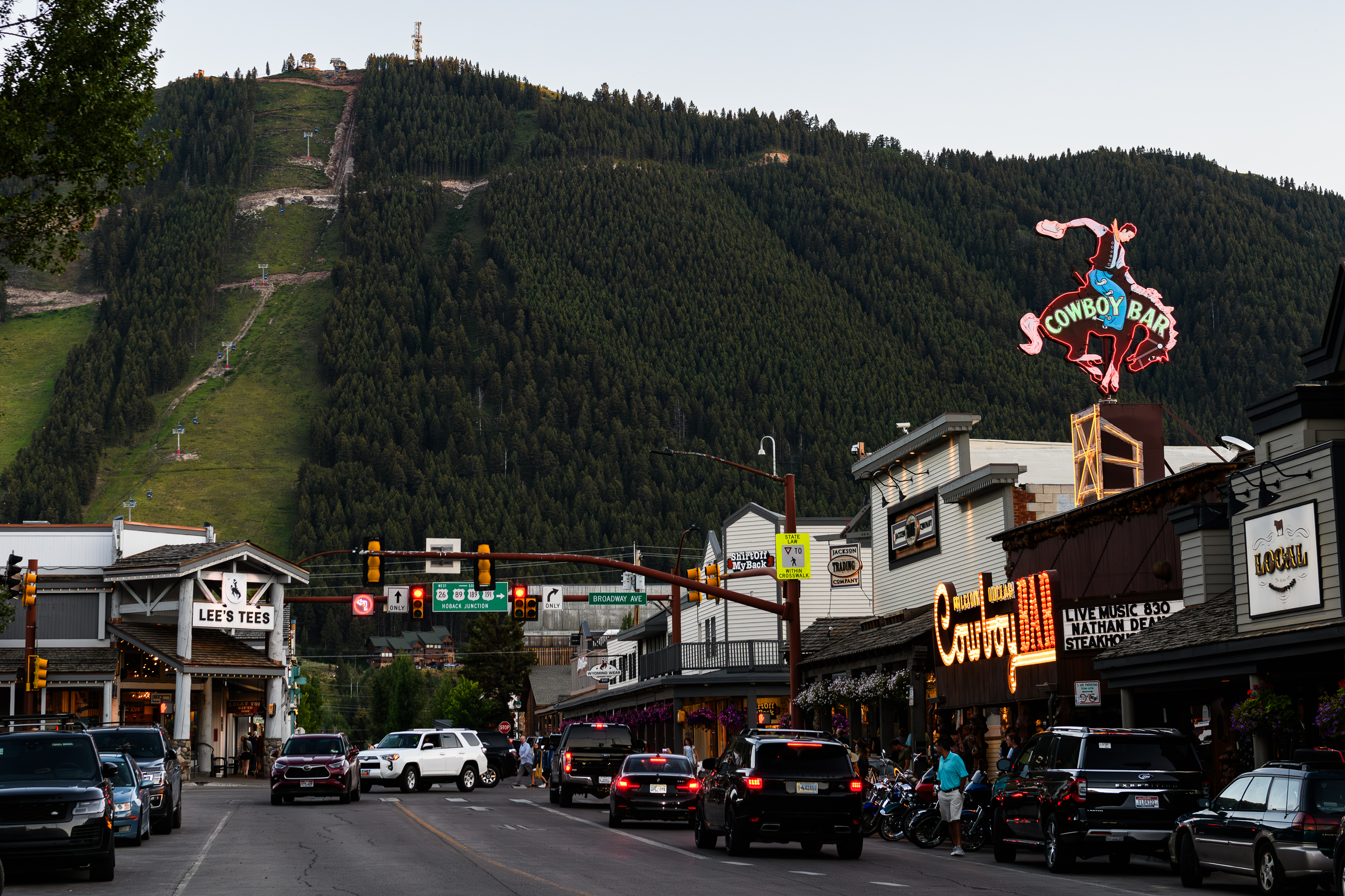 Jackson Hole, ville mythique du Wyoming, est entourée de toutes parts de récifs montagneux et traversée par la Snake River. On peut voir son célèbre Cowboy Bar et les pistes de ski en arrière plan.